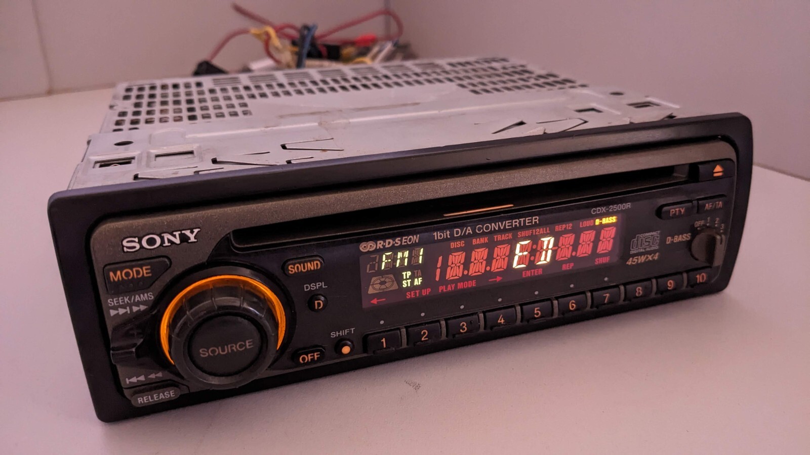 Oldschool Sony CDX-2500R FM/AM Radio CD Player 4 x 45 Watt 1 Bit D/A Converter