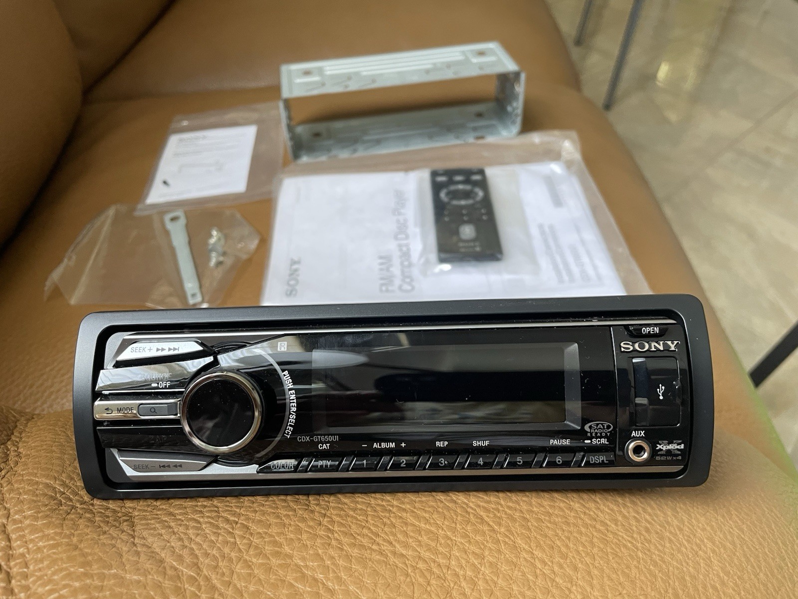 SONY CDX-GT650UI FM/AM/SAT Radio CD Player Car Stereo with USB, AUX and Remote
