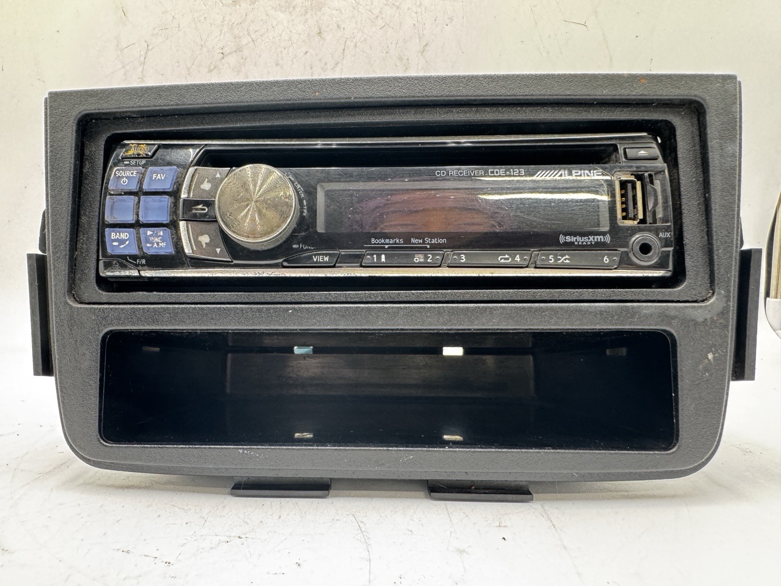 Alpine CDE-123 Radio USB AUX CD In-Dash Receiver 1DIN W/ Wire