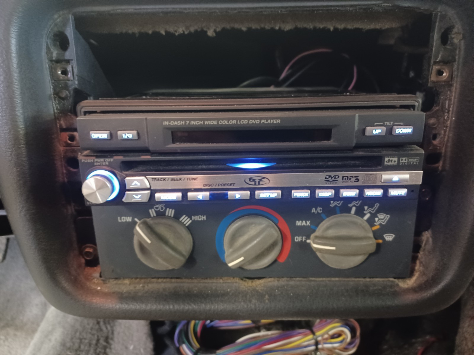 RARE OLD SCHOOL ROCKFORD FOSGATE RAVDVD2 7 INCH LCD CD/DVD PLAYER – READ DESCRIP