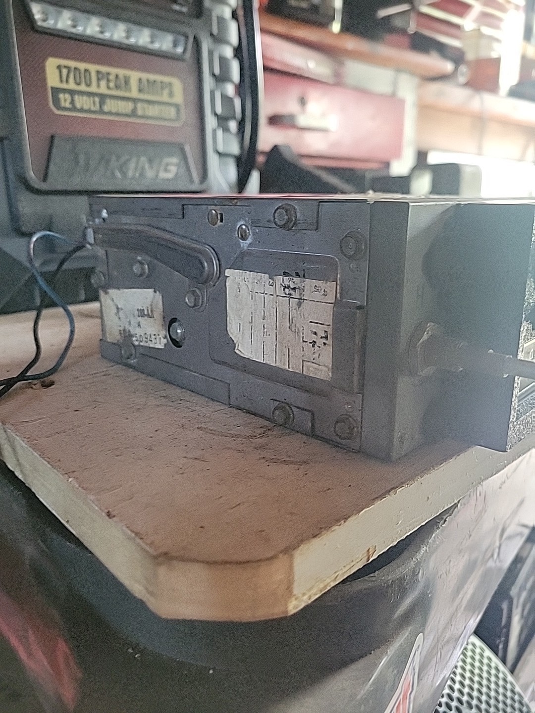 FORD D8AF-19A188-AA / 5FD4804 Motorola AM/FM Quadrasonic 8-Track Tape Radio