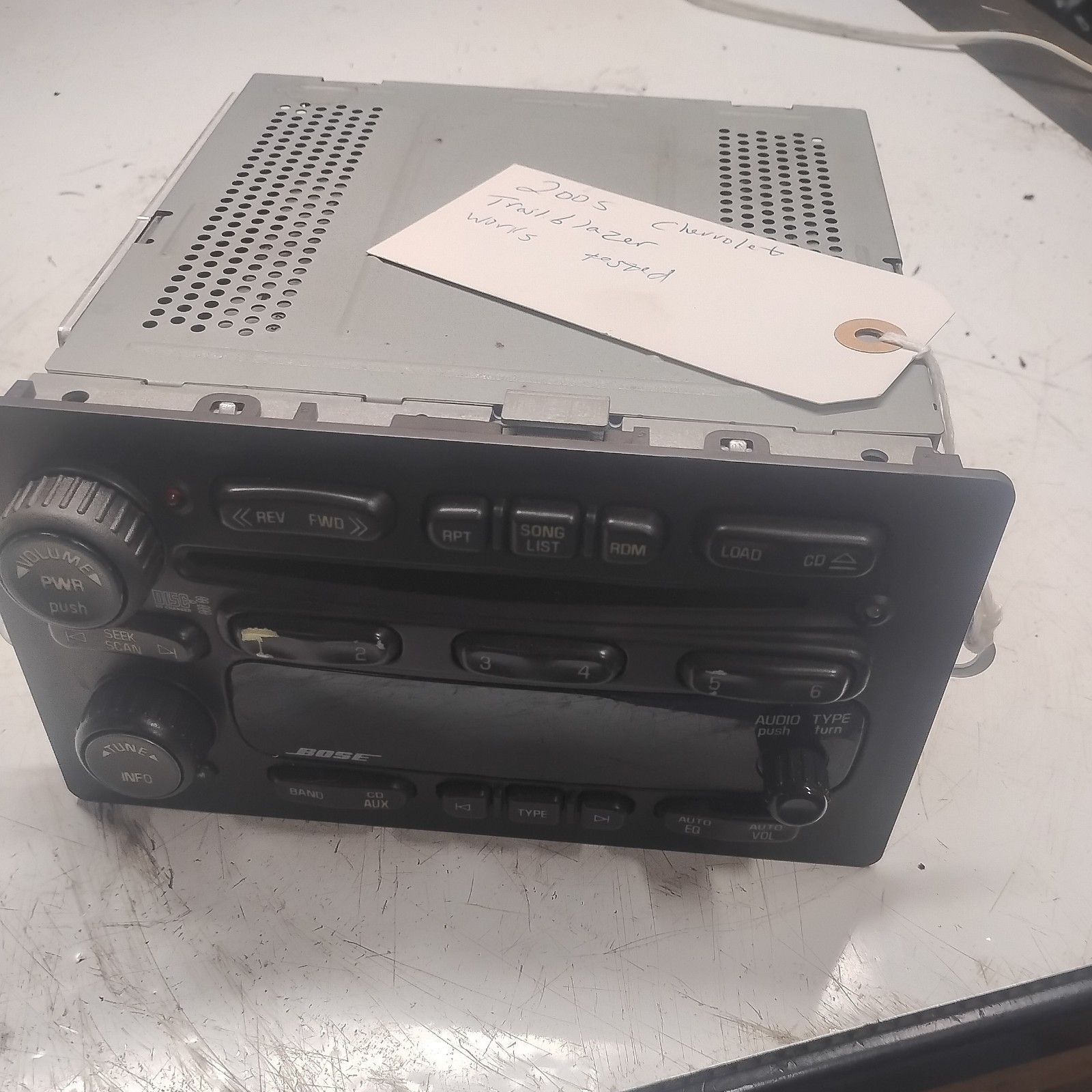05 06 Trailblazer Envoy Rainier Bose AM FM 6 disc CD radio receiver buttons worn