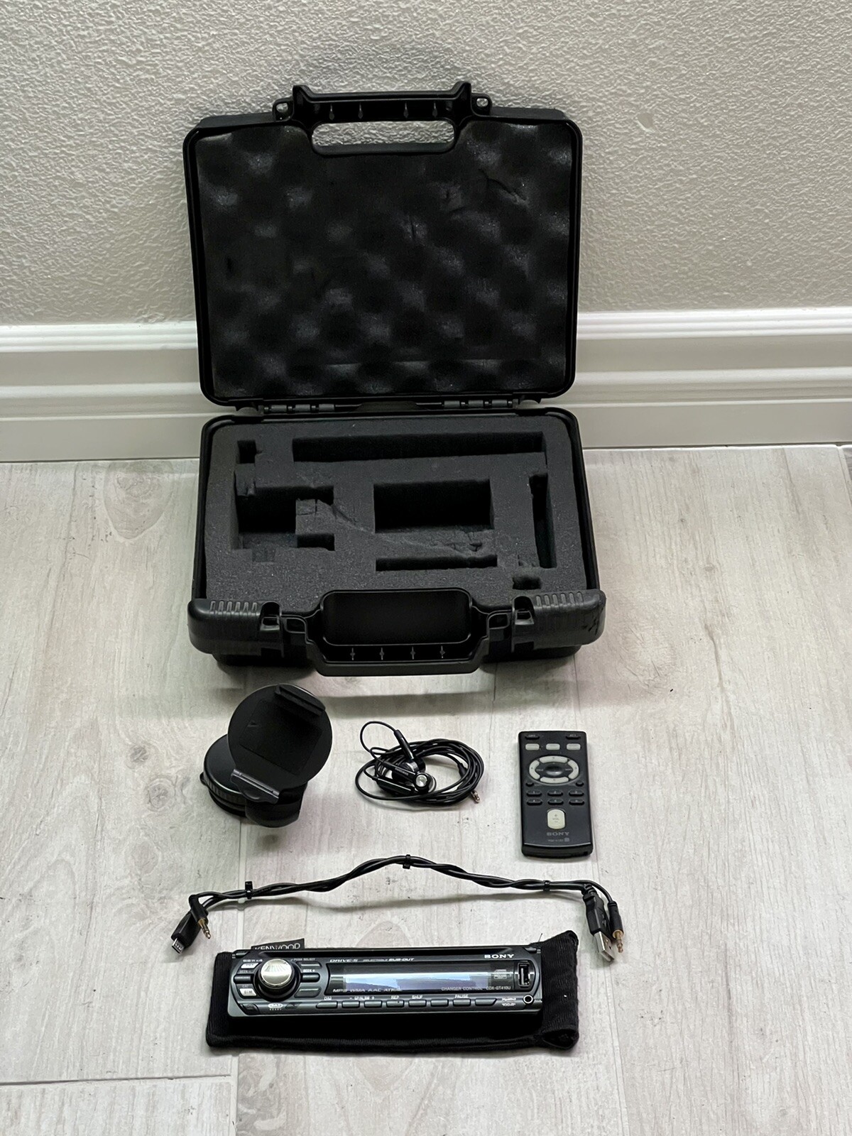 BUNDLE: Sony Xplod 52Wx4 CDX-M7810 (Used) & Custom Carry Case