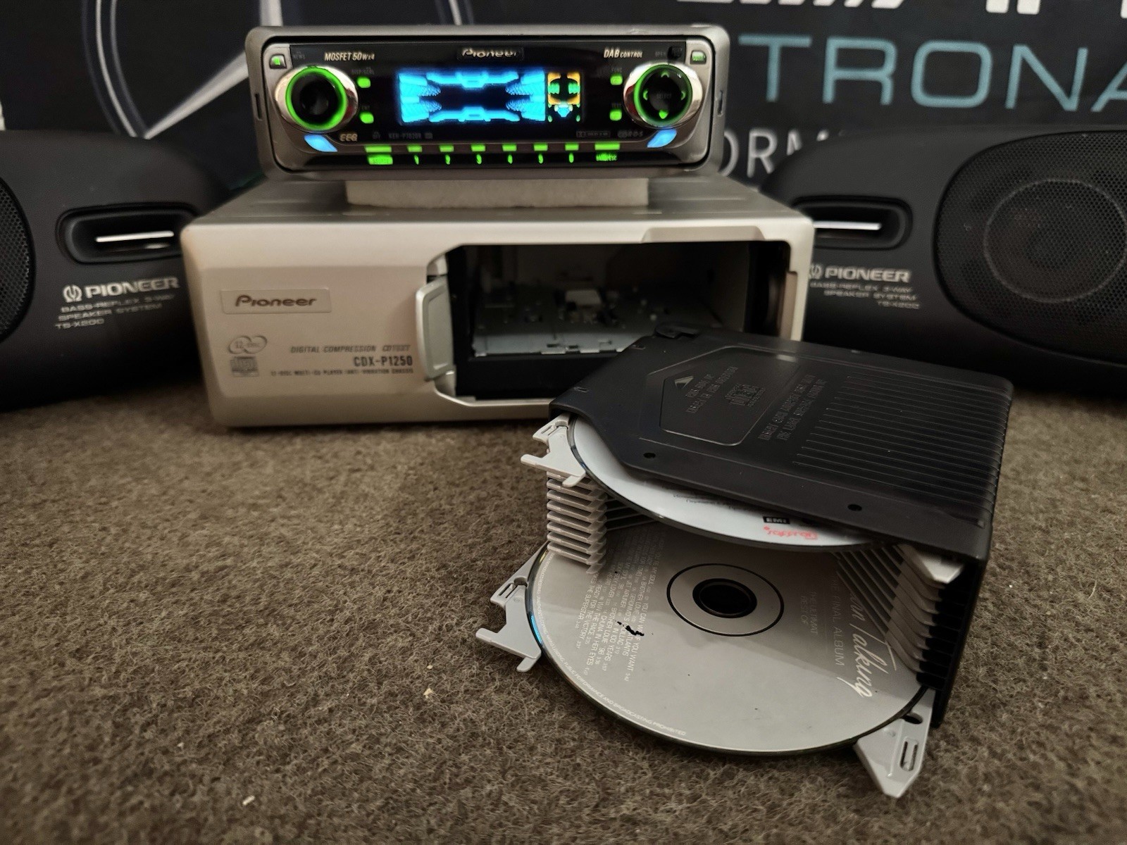 PIONEER KEH-P7020R Car LW/MW/FM Cassette Player & CD-Changer CDX-P1250 Dolphin D
