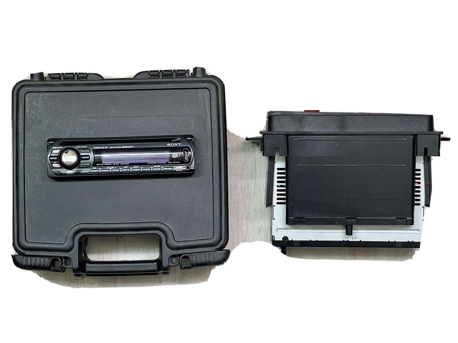 BUNDLE: Sony Xplod 52Wx4 CDX-M7810 (Used) & Custom Carry Case