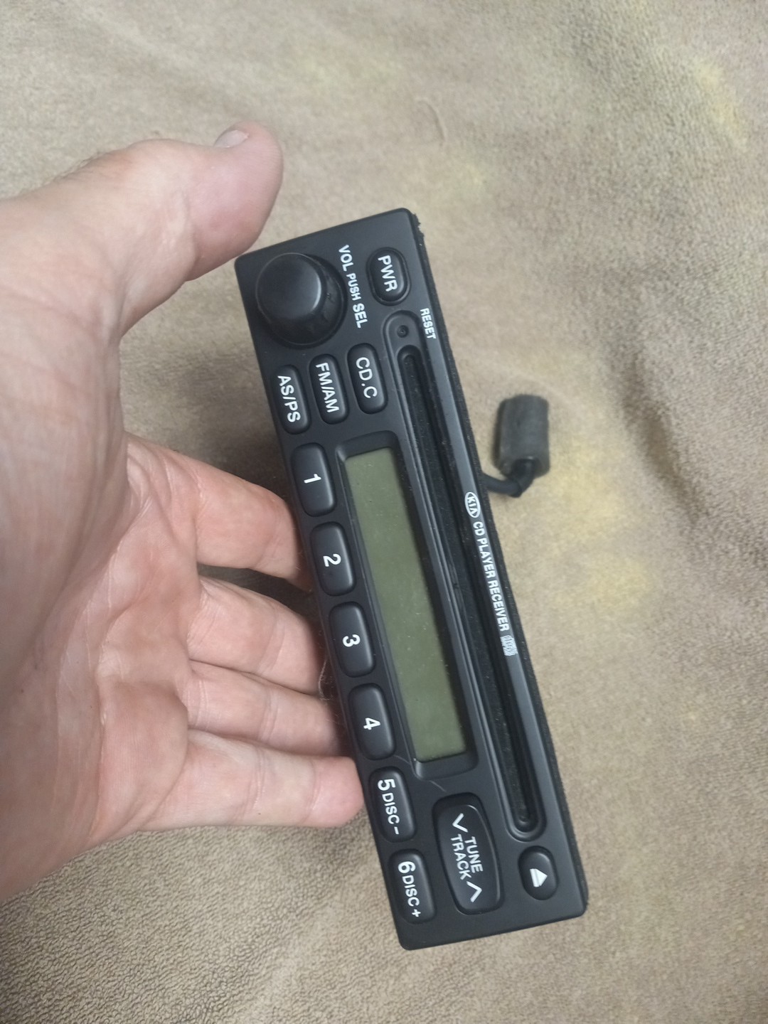 01 02 Kia Sportage AM FM CD player Radio receiver OEM 1K08A 66 860 C