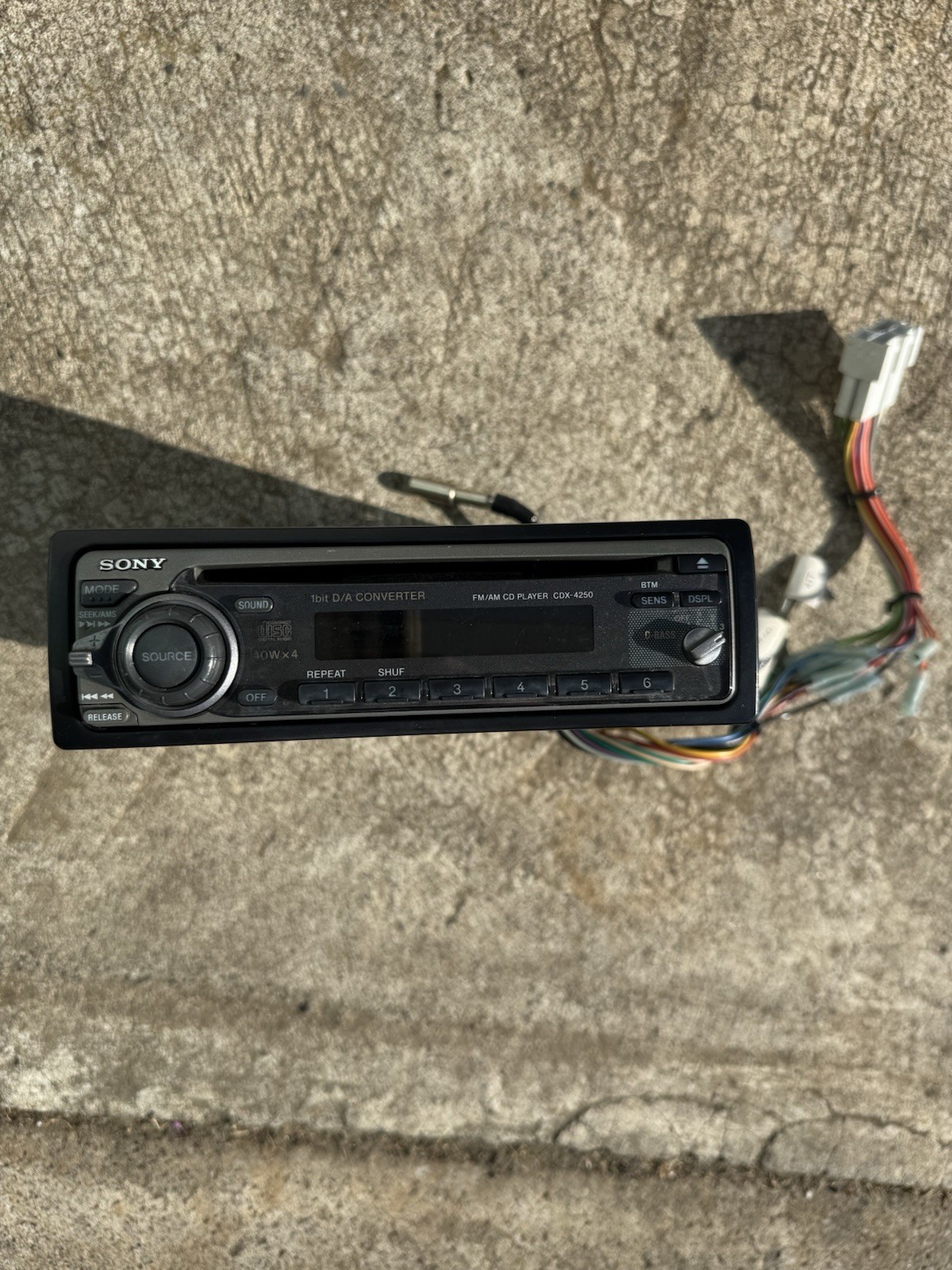 Oldschool Sony CDX-2500R FM/AMRadio CD Player 4 x 45 Watt 1 BitD/A Converter