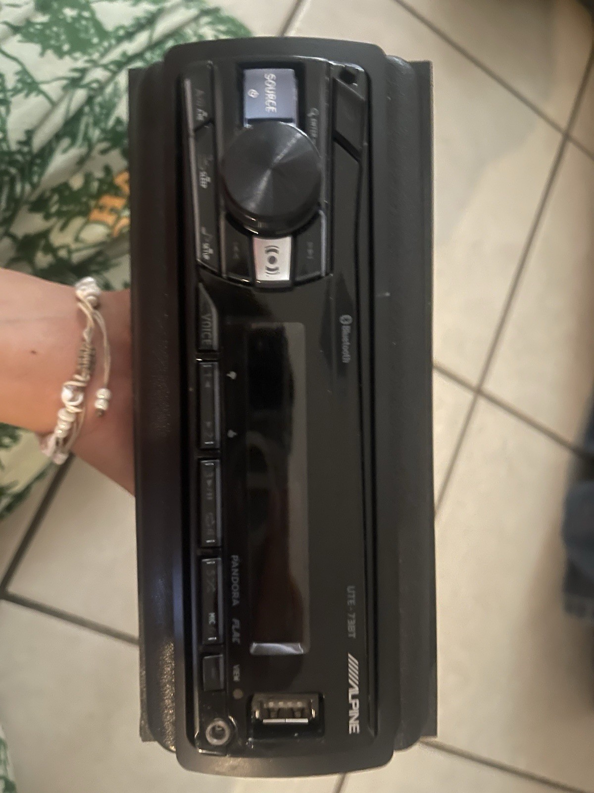 Alpine UTE-73BT digital media receiver, designed for car audio systems.