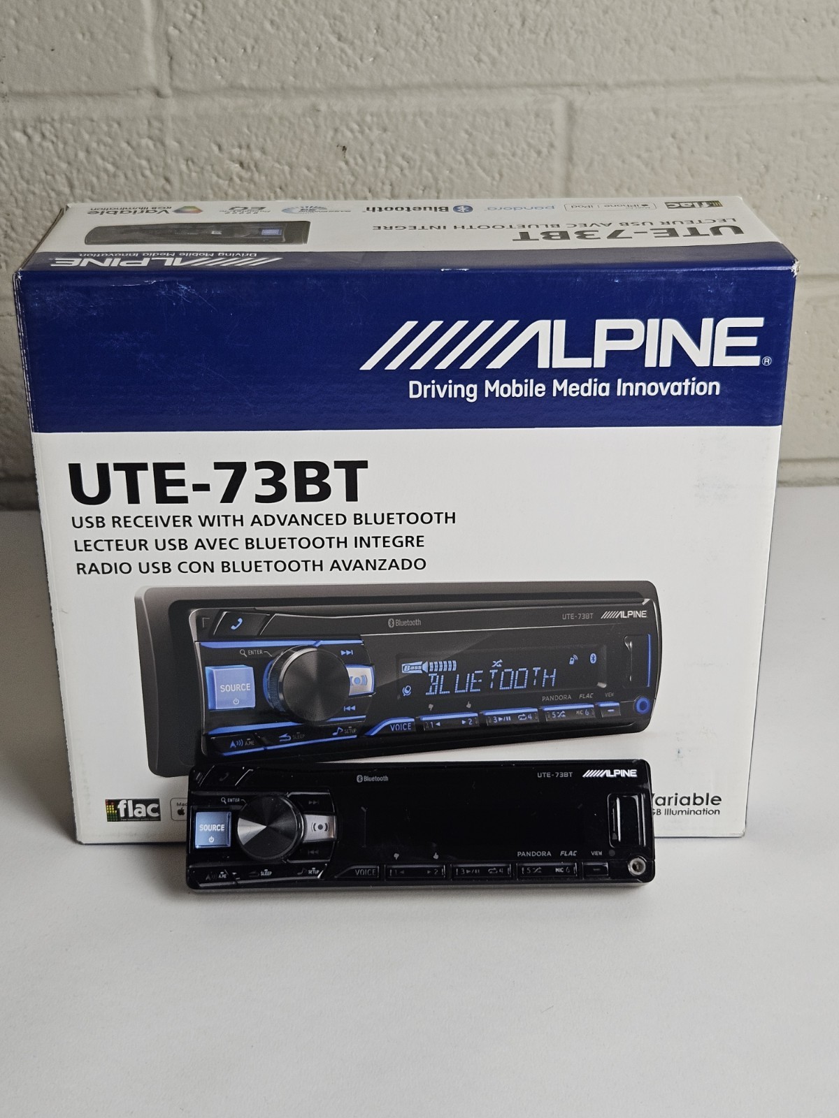 Alpine car stereo UTE-73BT Bluetooth