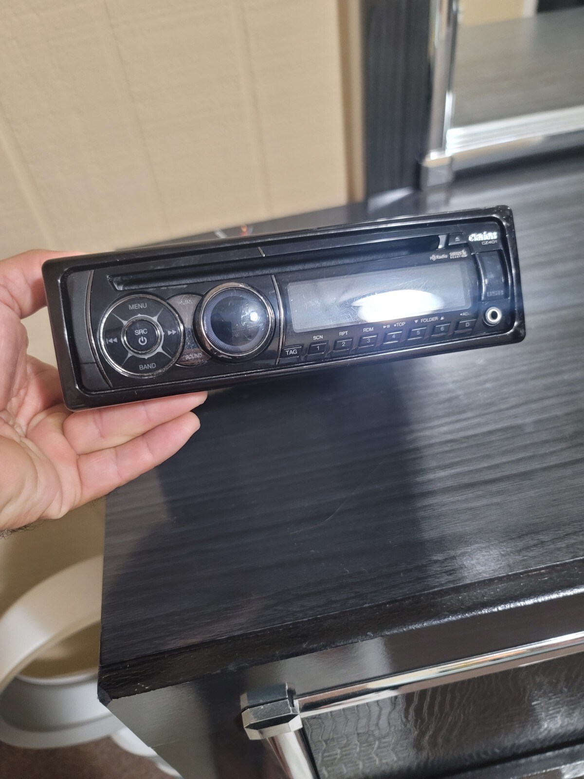 Clarion CZ401. CD/MP3/USB, Sirius Ready HD Radio 200 Wtts