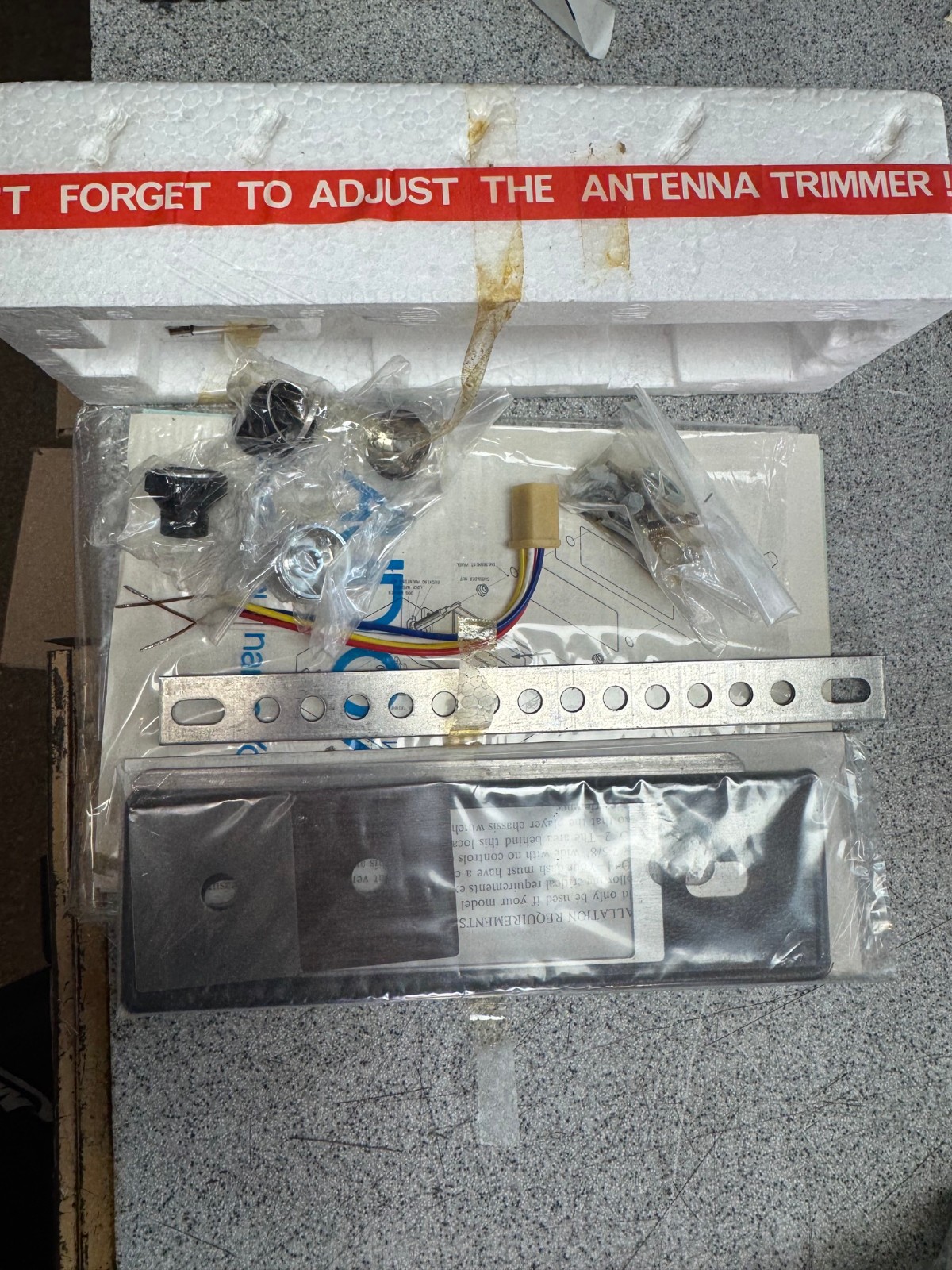 AUDIOVOX VINTAGE IN-DASH CAR STEREO SYSTEM AM/FM BRAND NEW