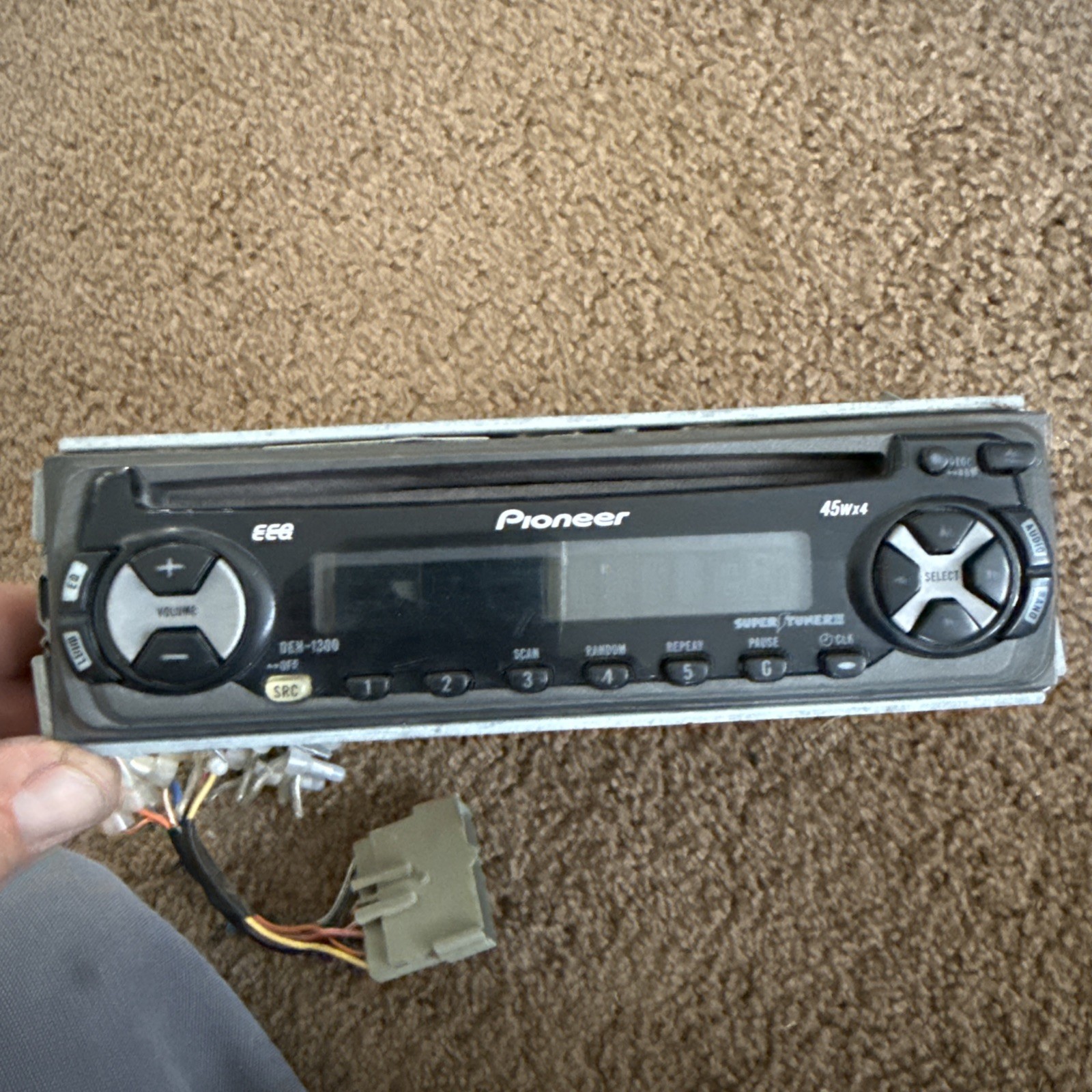 Pioneer DEH-1300 powers on