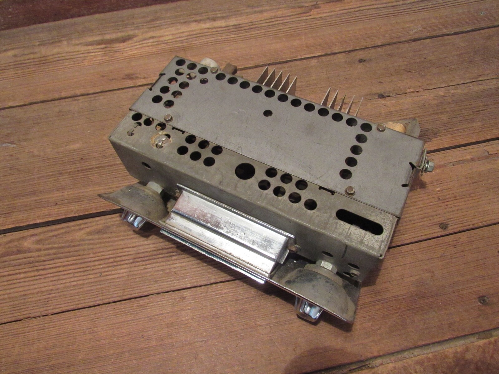 Vintage 1950’s Chevy Chevrolet Car Tube AM Tuner Radio Complete w/ Bezel & Knobs