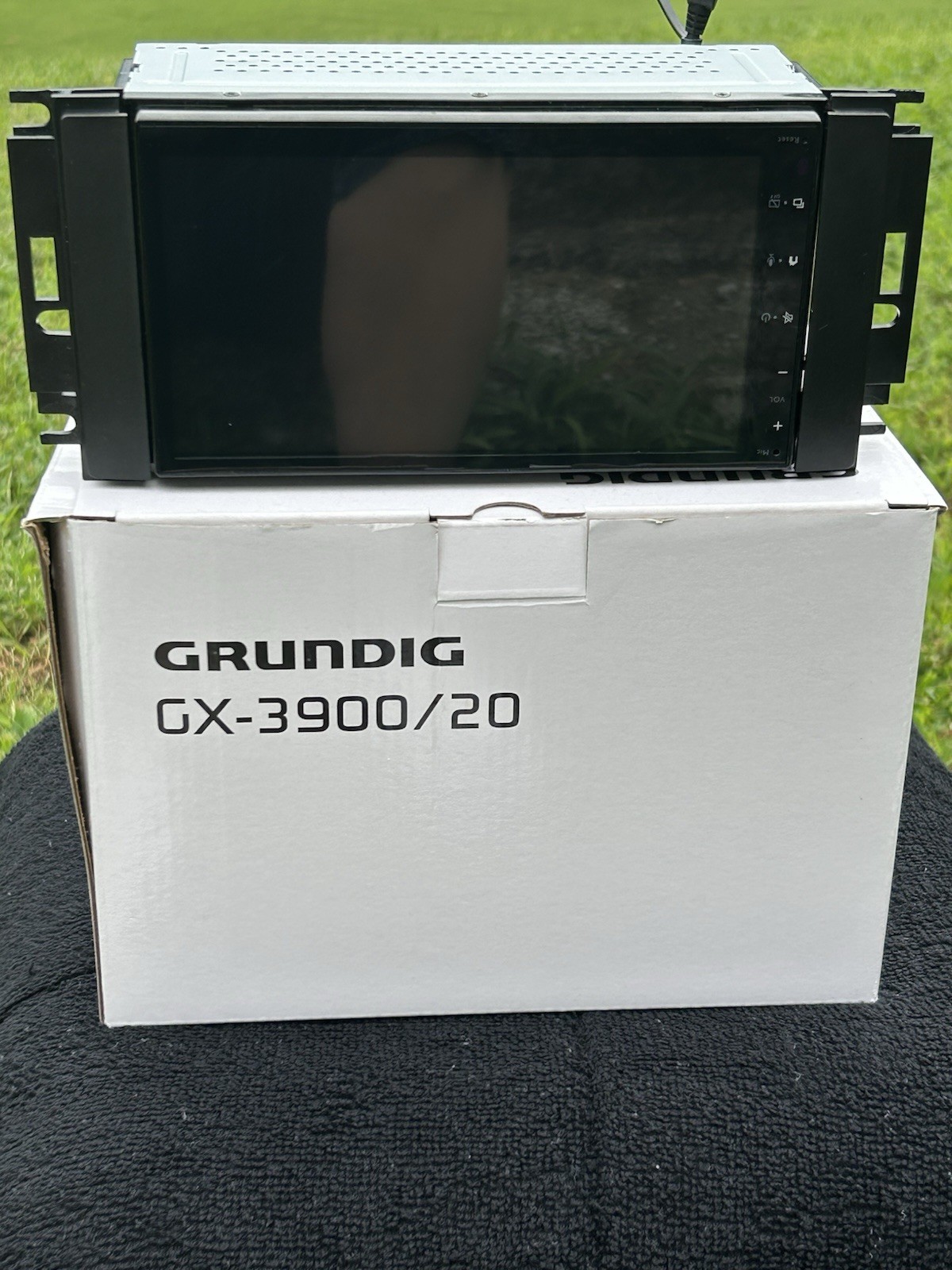 Grundig GX-3900 3 mons old has features such as GPS, Bluetooth, Apple car play