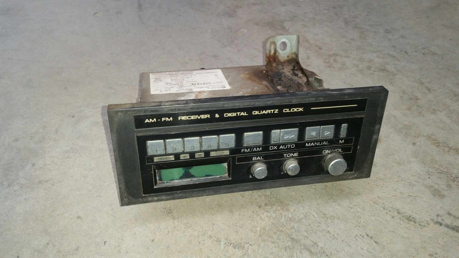 03/1987 to 12/1993 Nissan Urvan – Genuine Clarion Radio