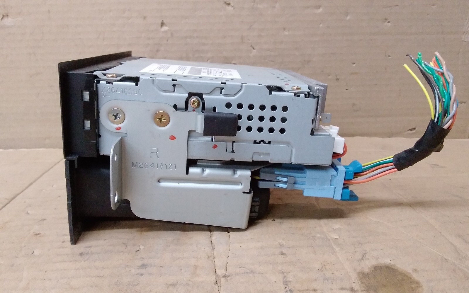 2004 SATURN VUE AM FM CD RADIO ID 15219738