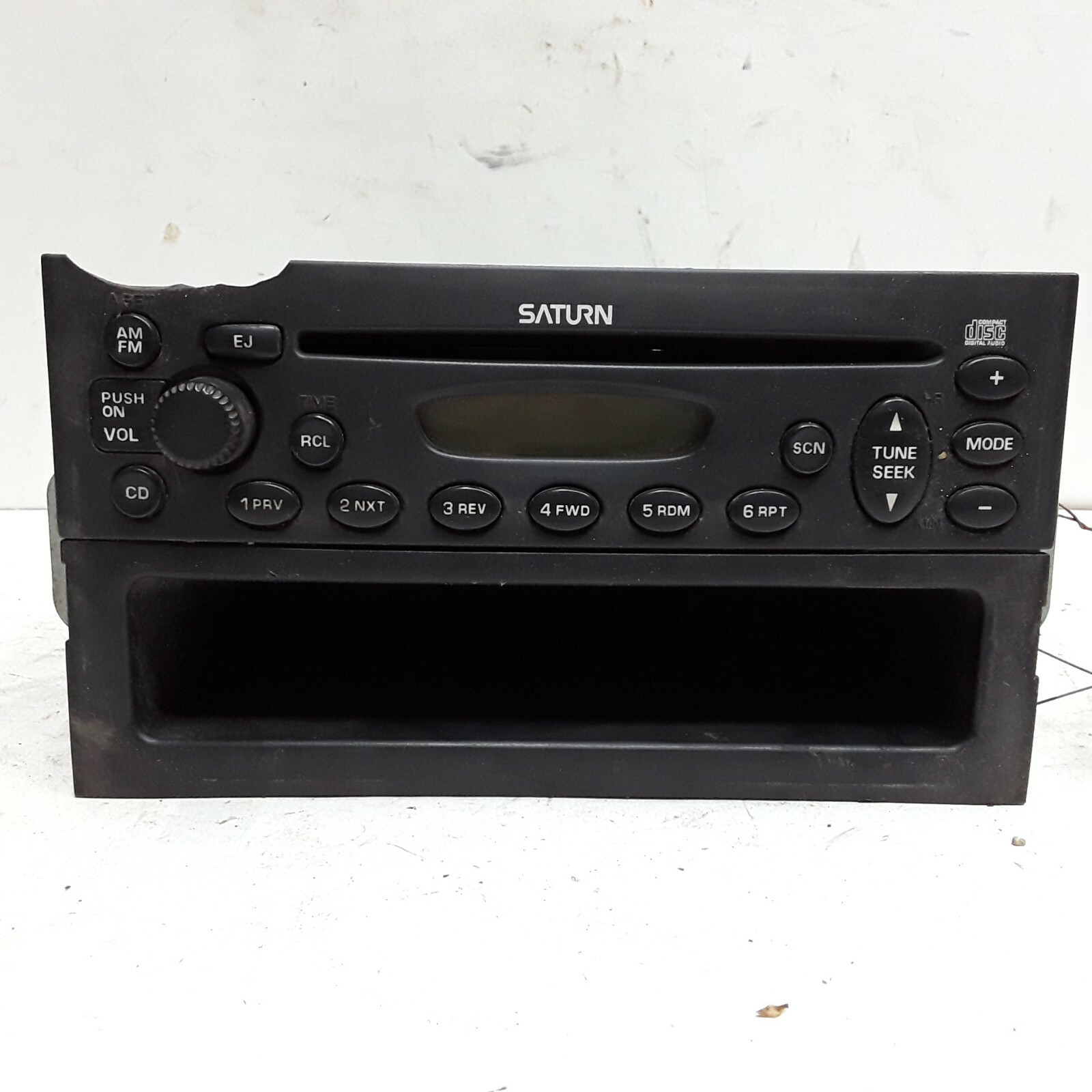 04 05 Saturn Ion Saturn Vue AM FM single CD radio receiver OEM 22722992 damaged