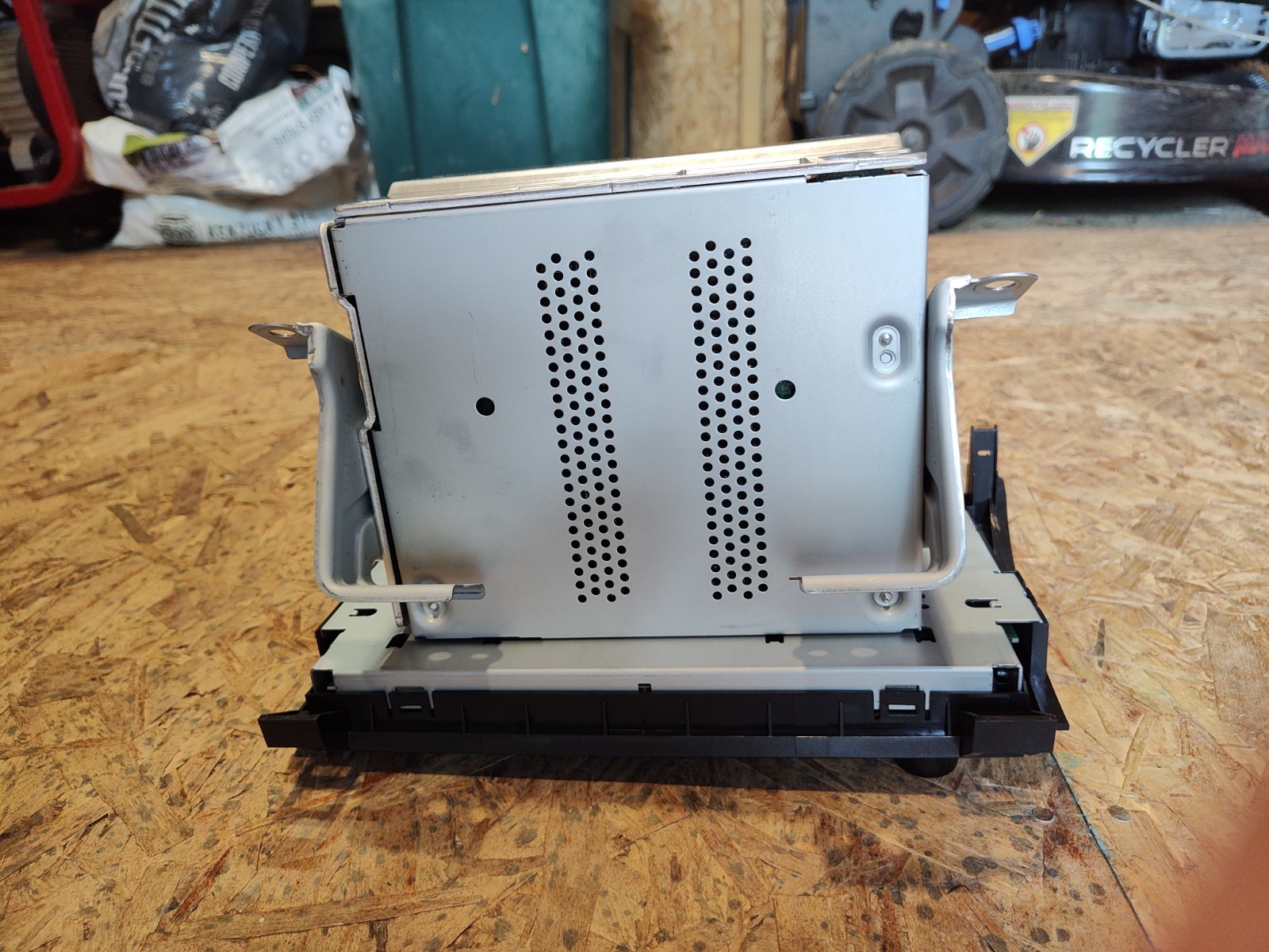 2007-2013 Toyota Tundra OEM AM/FM Radio Tuner CD 86120-0C270 AD1812