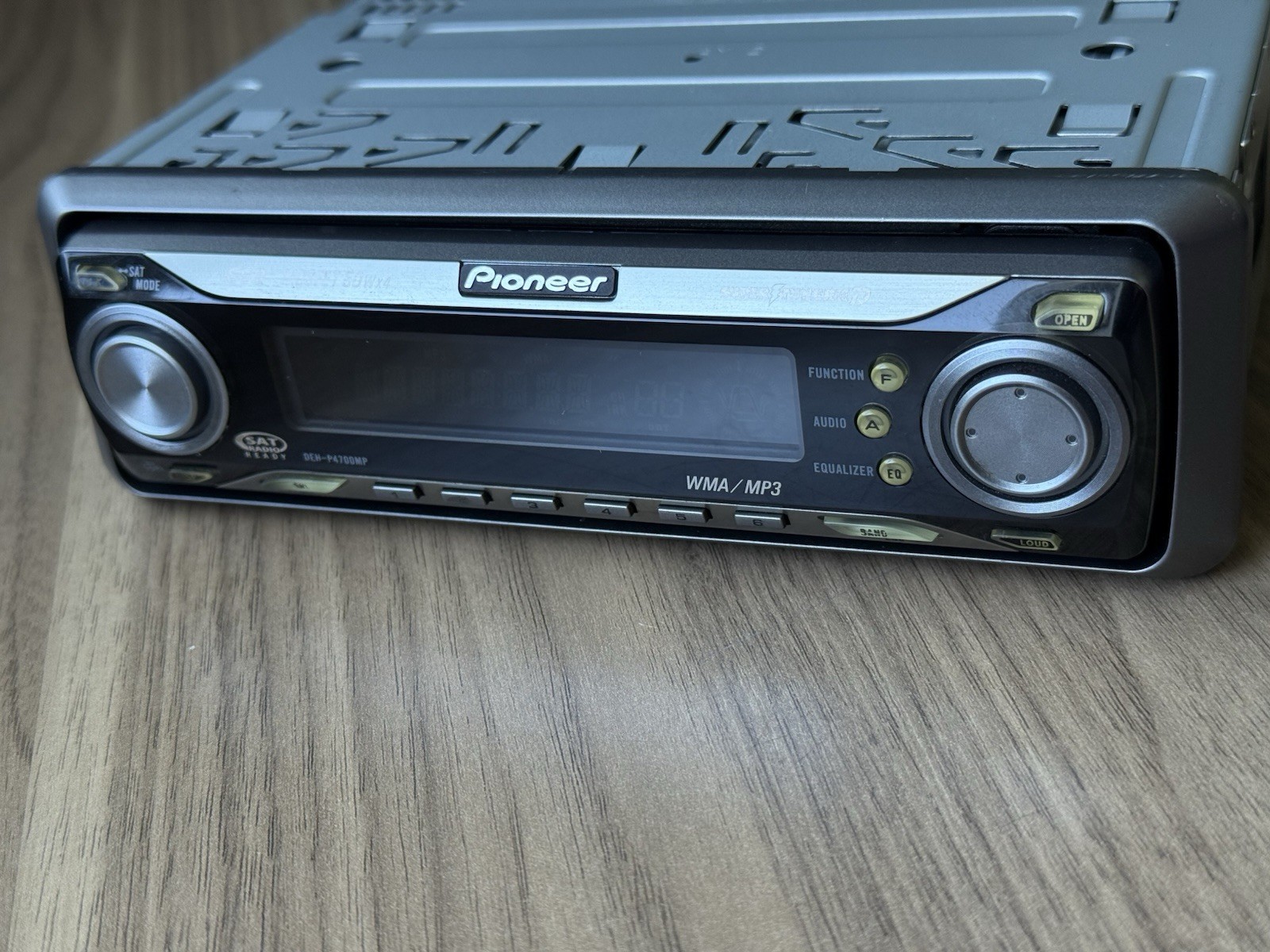 PIONEER BLUETOOTH CAR AUDIO STEREO CD OLD SCHOOL DEH-P4700MP EQ SUB VINTAGE RARE