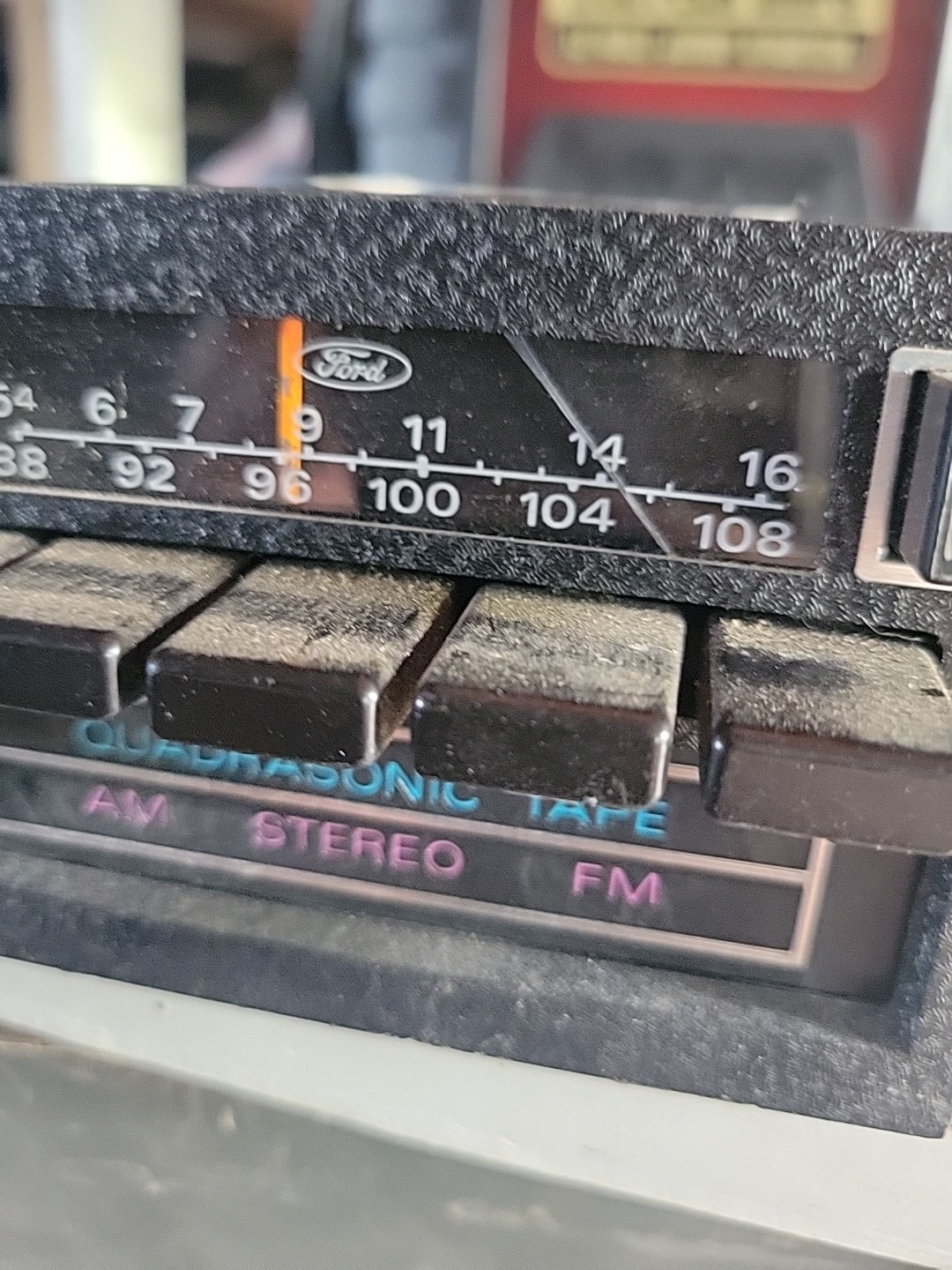 FORD D8AF-19A188-AA / 5FD4804 Motorola AM/FM Quadrasonic 8-Track Tape Radio