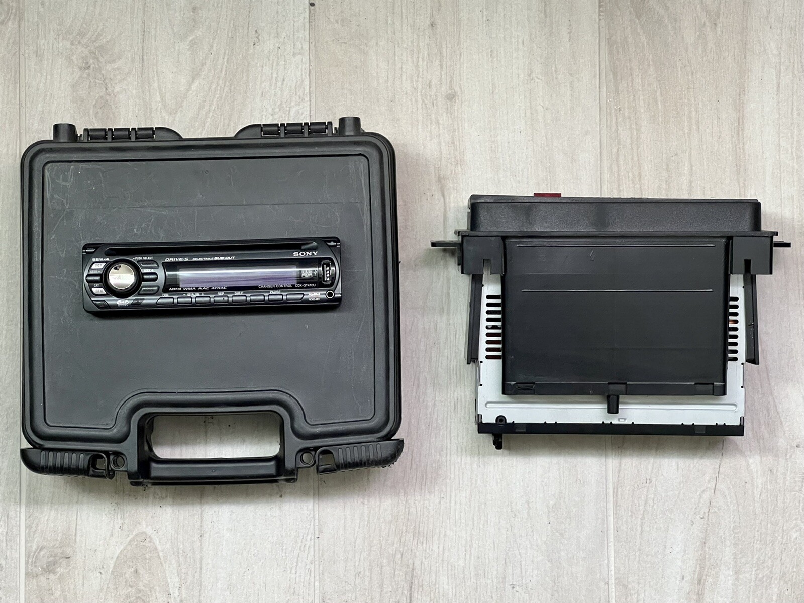 BUNDLE: Sony Xplod 52Wx4 CDX-M7810 (Used) & Custom Carry Case