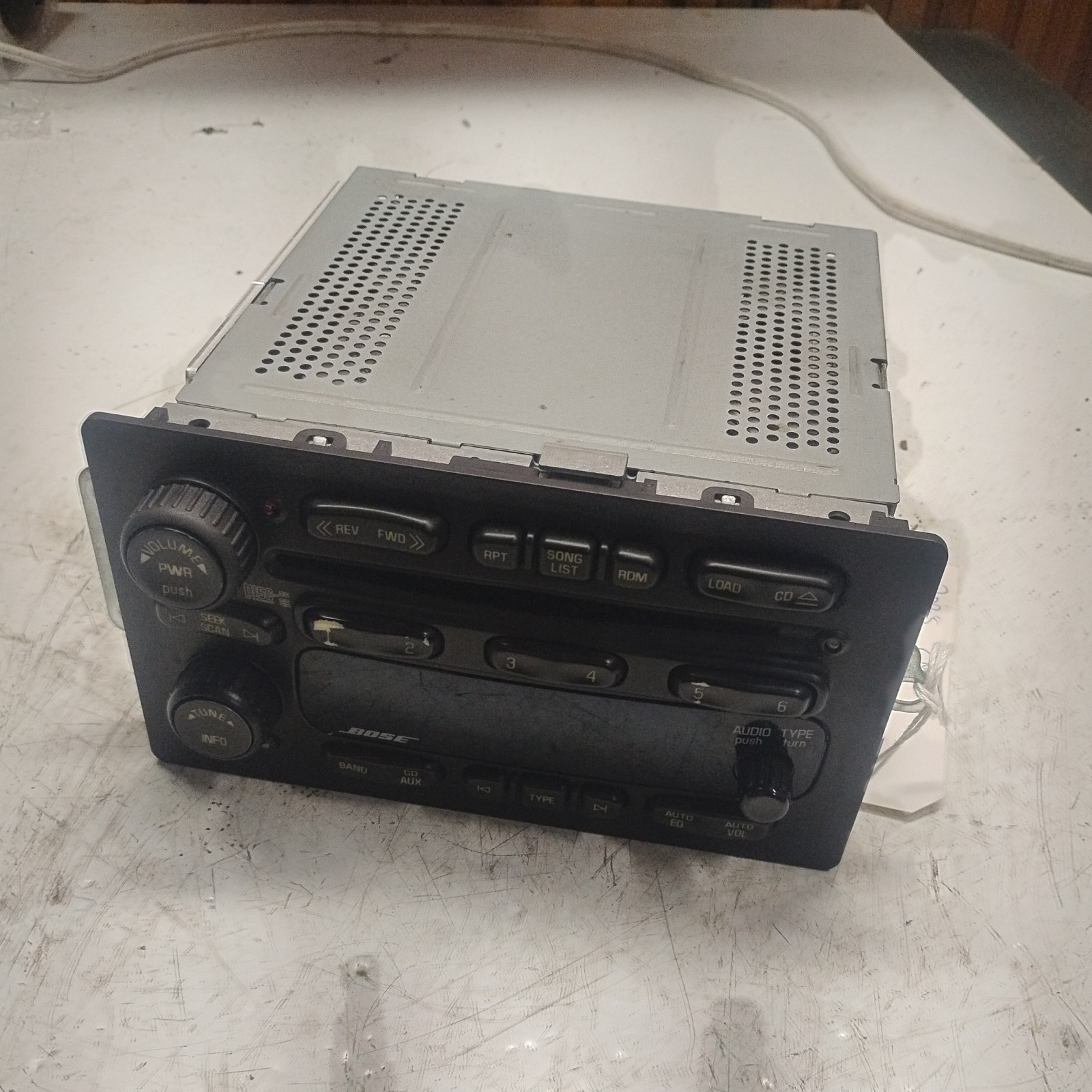 05 06 Trailblazer Envoy Rainier Bose AM FM 6 disc CD radio receiver buttons worn