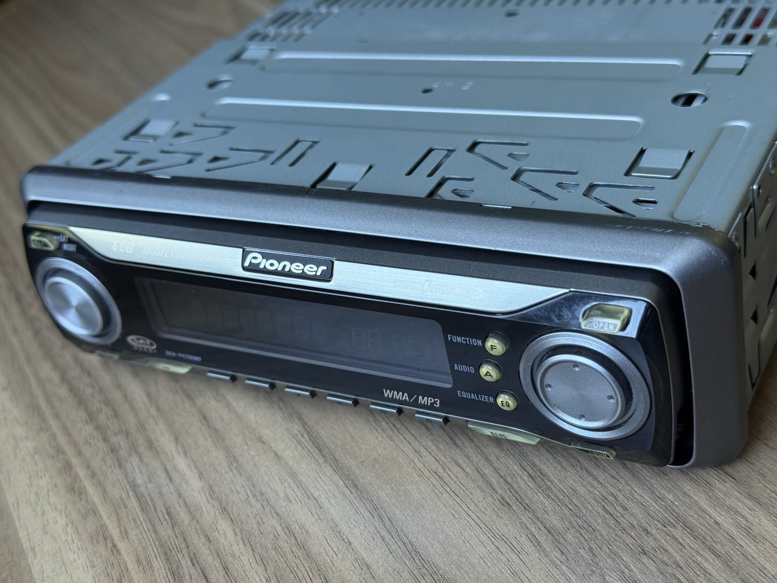 PIONEER BLUETOOTH CAR AUDIO STEREO CD OLD SCHOOL DEH-P4700MP EQ SUB VINTAGE RARE