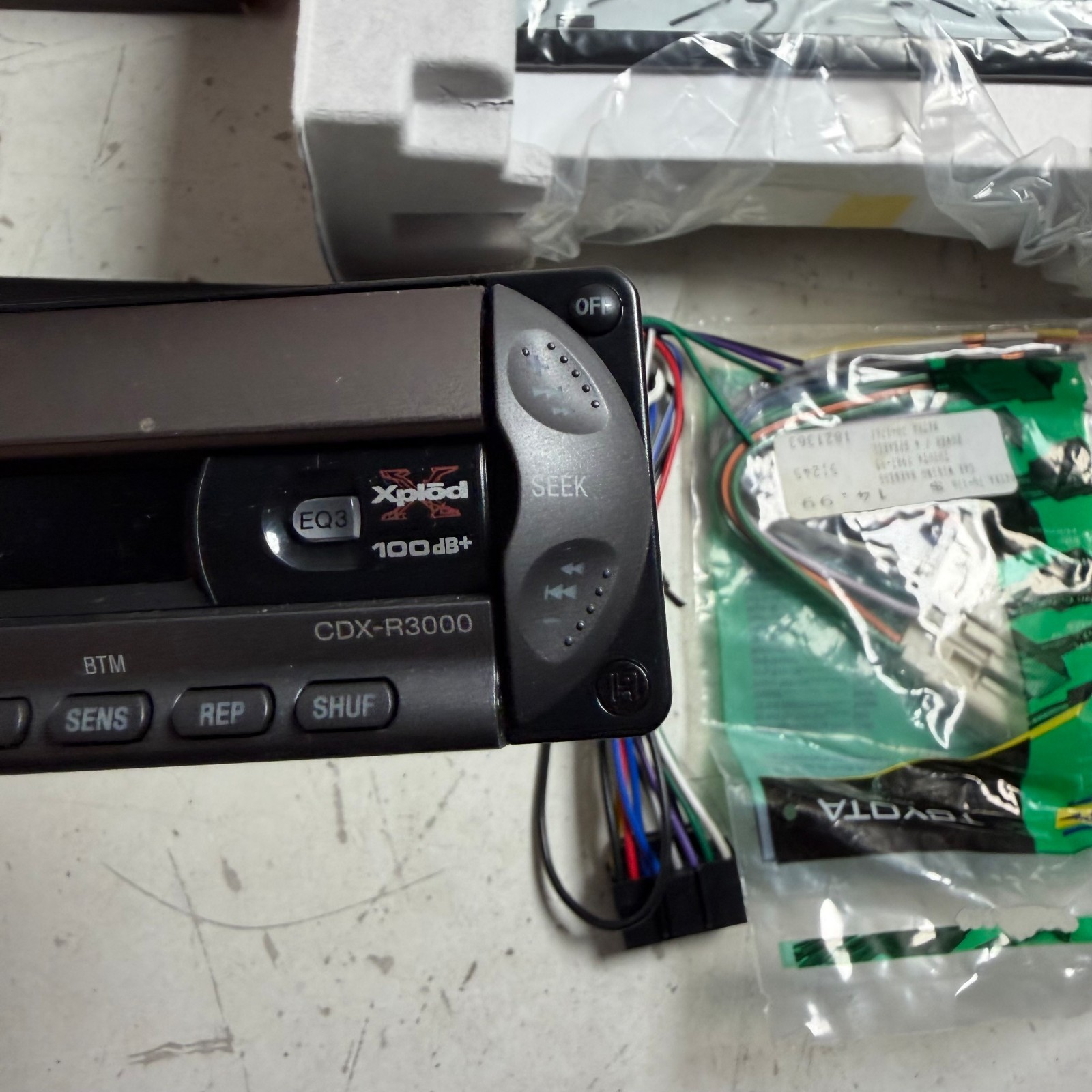 Sony Xplod CDX-R3000 Black Gray FM/AM Compact Disc Player Car Stereo Head Unit