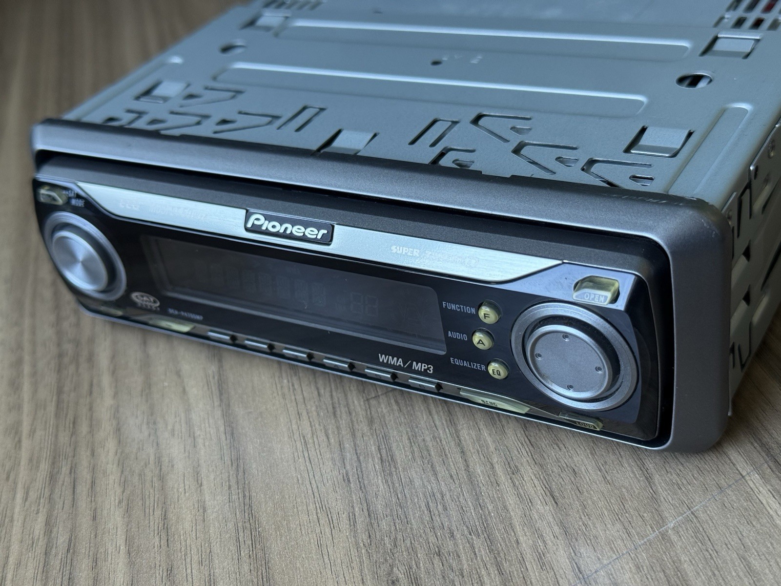 PIONEER BLUETOOTH CAR AUDIO STEREO CD OLD SCHOOL DEH-P4700MP EQ SUB VINTAGE RARE