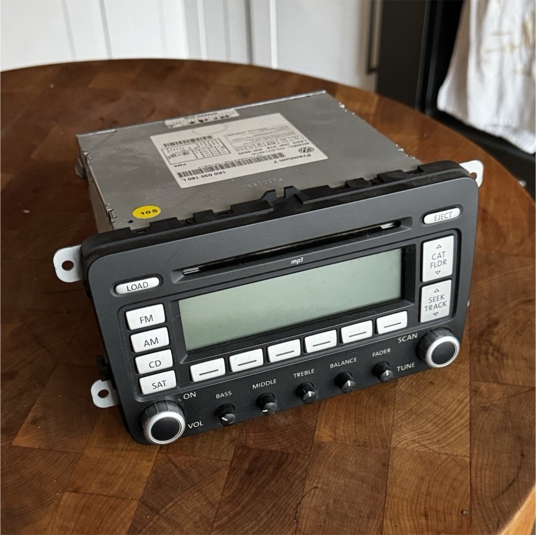Volkswagen Premium 7 CQ-EV1467G 2 DIN CD Player 1K0 035 180 L FM AM SAT MP3