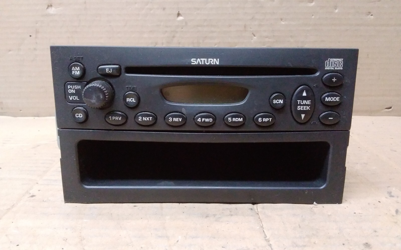 2002 SATURN S SEDAN AM FM CD RADIO ID- 21025330 (OPT U1C)