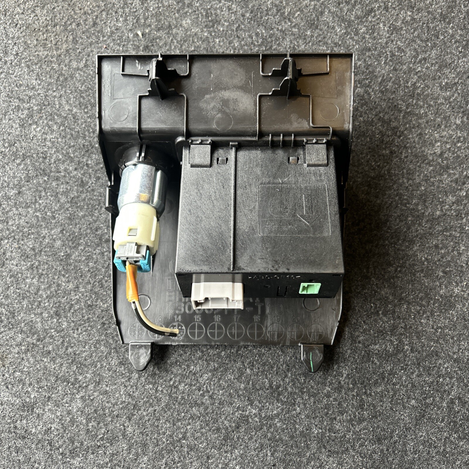 MAZDA 3 2.0 PETROL 2016 AUX USB CONNECTION UNIT BHN2-644A1