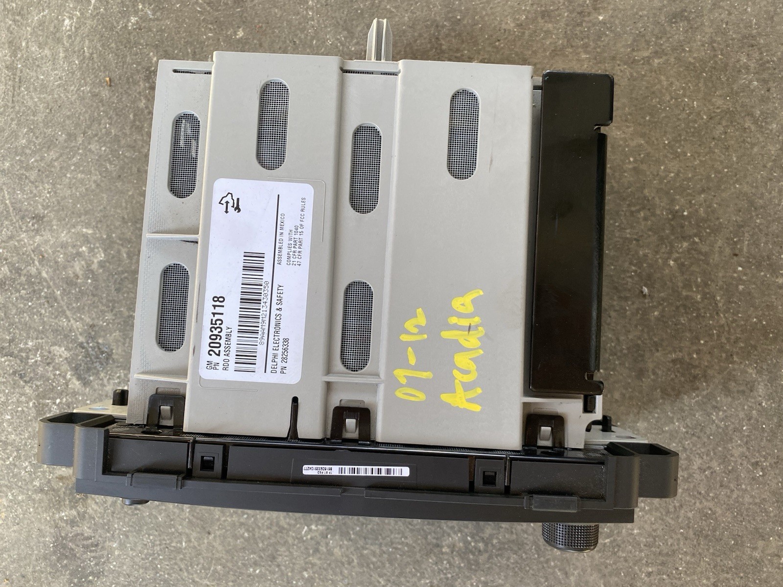 GM 20935118 2 DIN In-Dash Radio Head Unit AM/FM CD AUX Satellite Ready