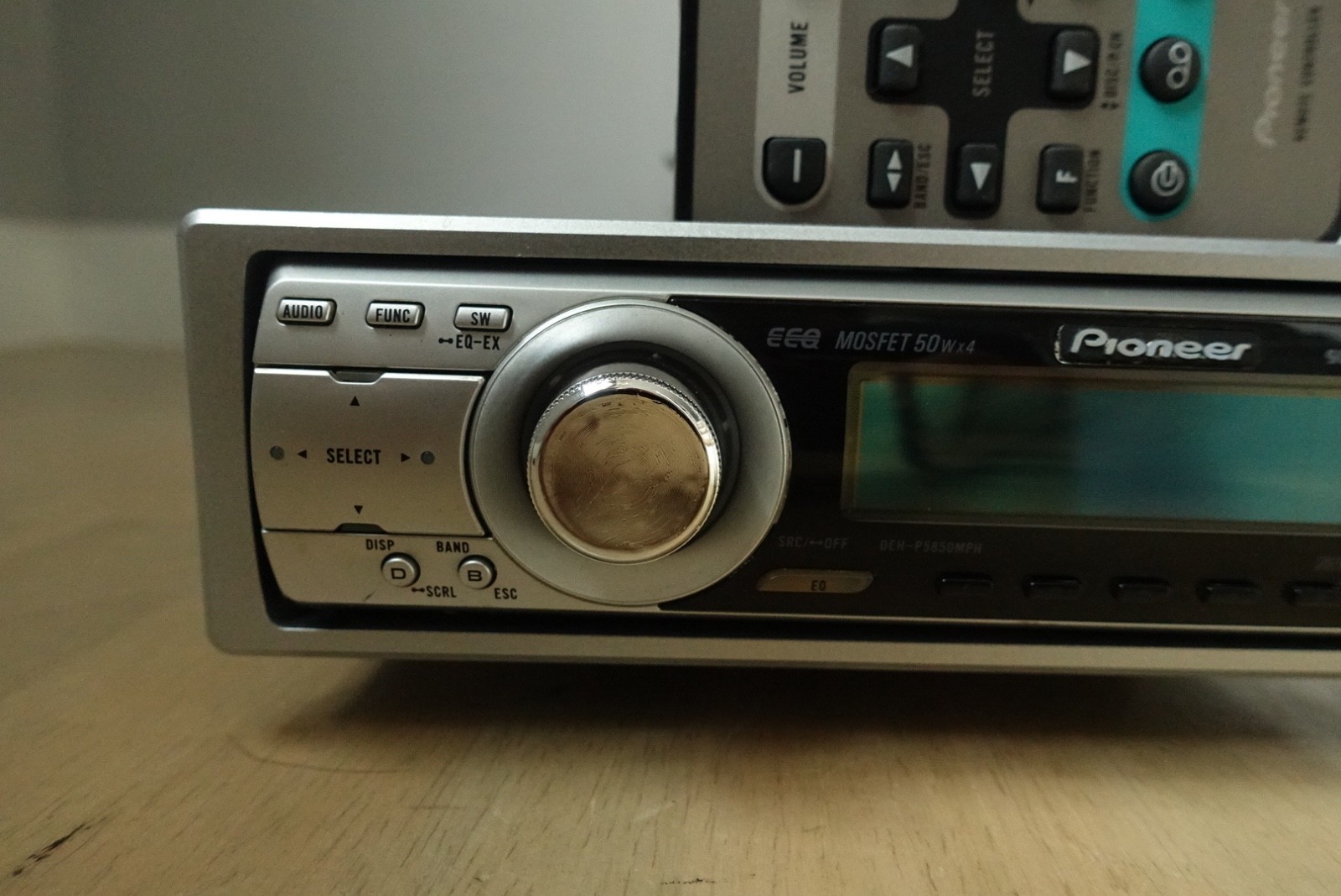 Pioneer DEH-P5850MPH. CD Player In Dash Receiver.Aux-Bluetooth. US Fm Tuner.