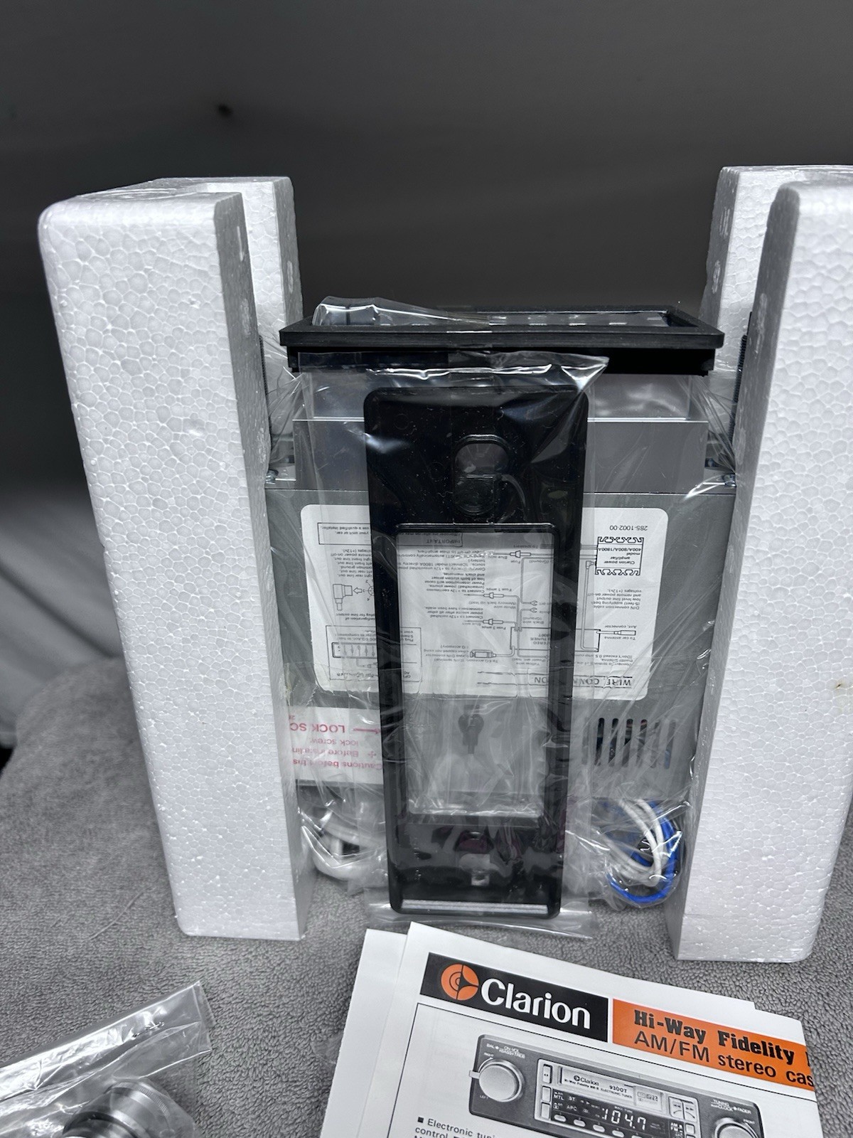 Clarion 9300R AM/FM Cassette Deck .Old School Stereo. Two Shaft Design. NOS. NEW