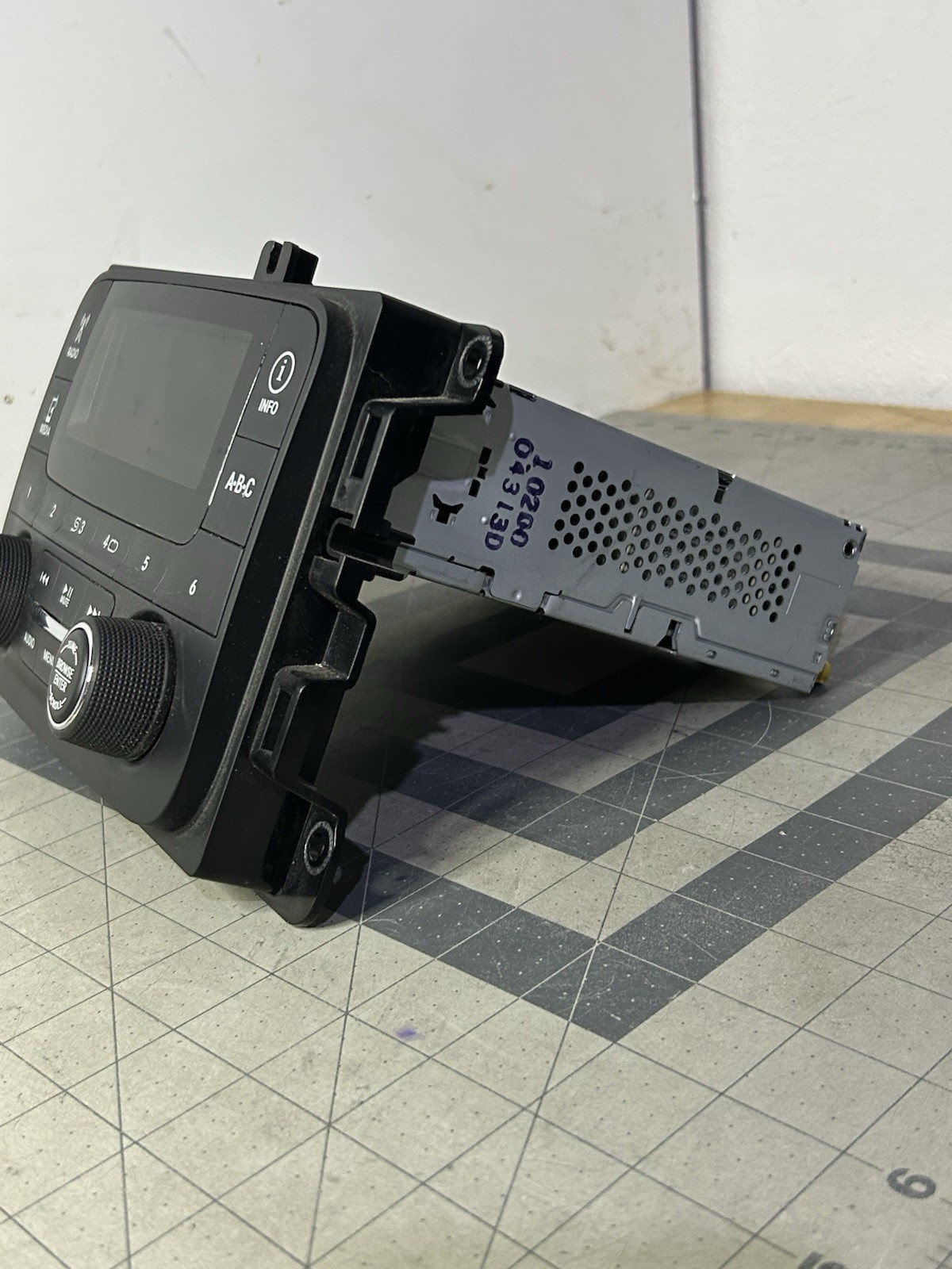 2013-14 Dodge Ram 1500 2500 Cummins Satellite Am/fm radio OEM P68137113AE