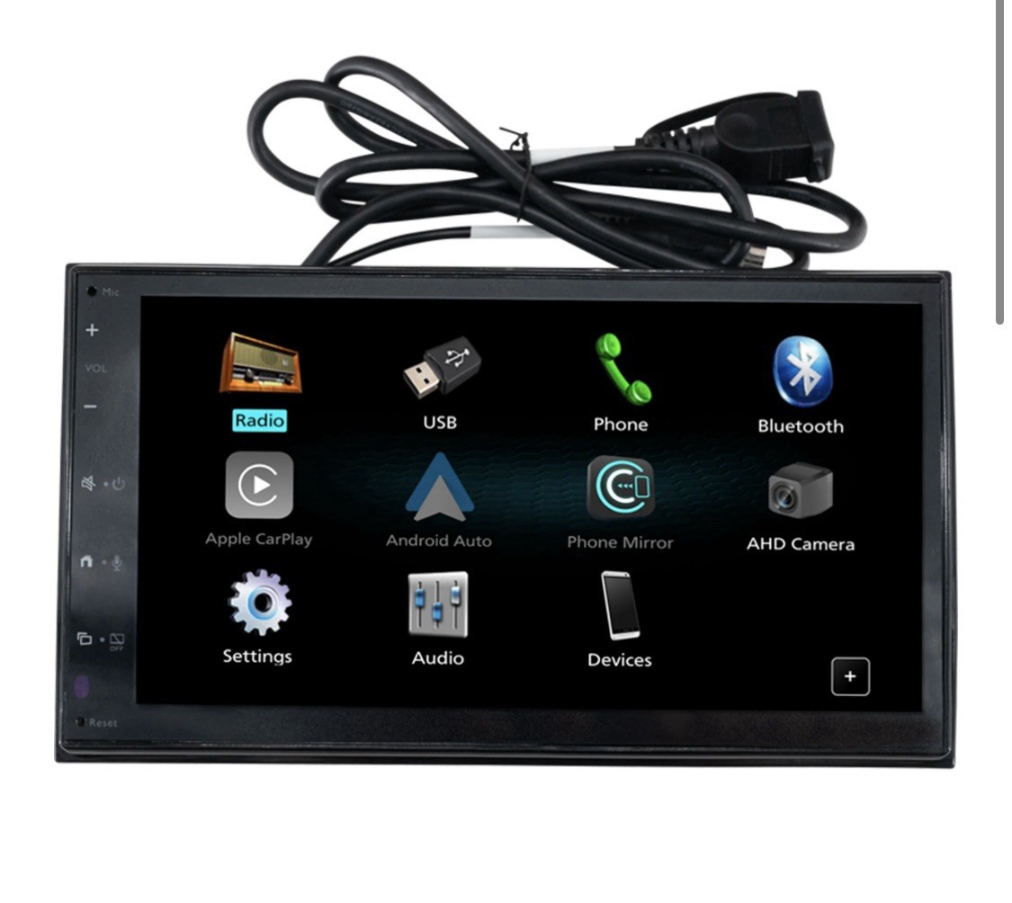 Grundig GX-3900 3 mons old has features such as GPS, Bluetooth, Apple car play