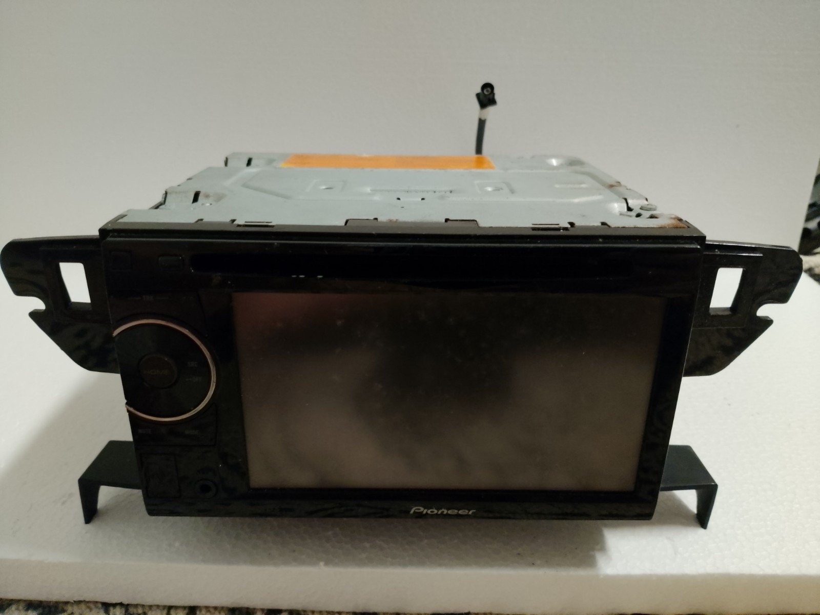 Pioneer AVH-P1400DVD 5.8″ Double-DIN Car DVD/CD/MP3 Receiver – For Parts / Repai