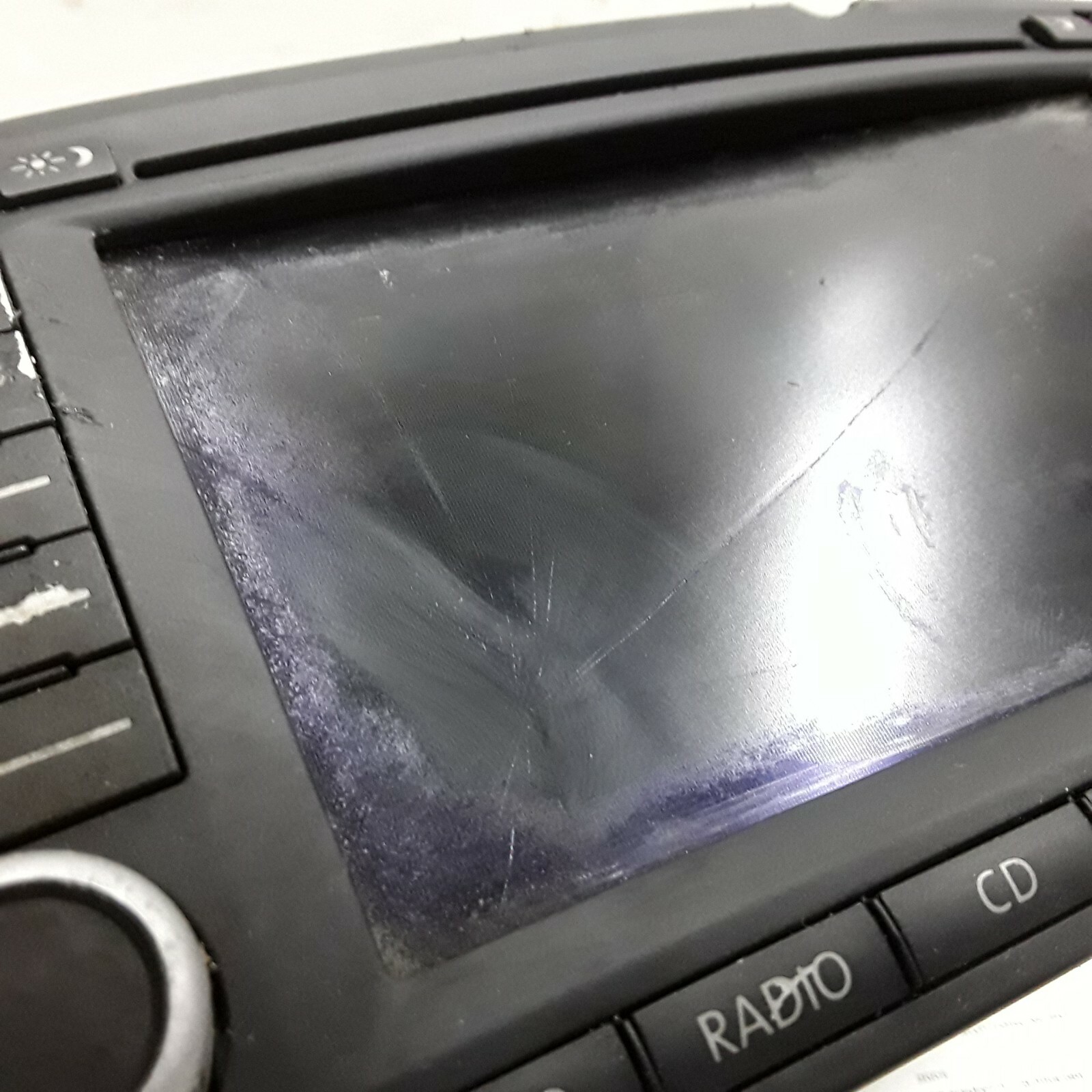 04 05 Volkswagen Touareg AM FM CD navigation radio receiver damaged screen as is