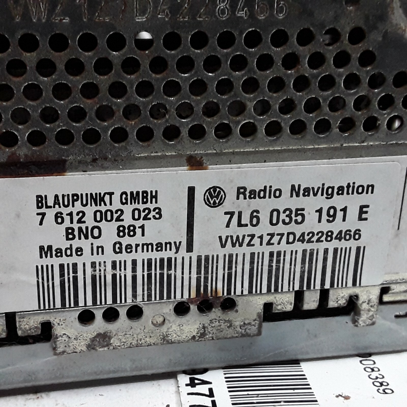04 05 Volkswagen Touareg AM FM CD navigation radio receiver damaged screen as is