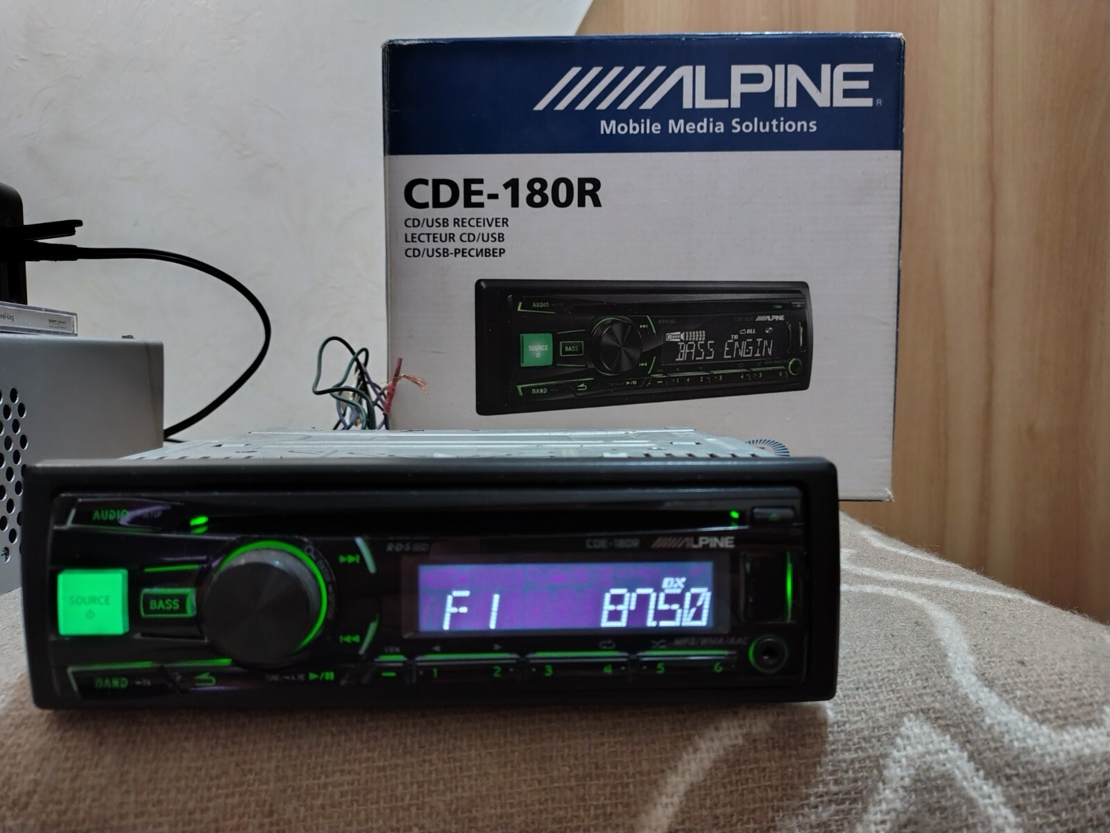 Alpine CDE-180R Car Stereo Mobile Media Receiver Fully Working Good Shape BOX