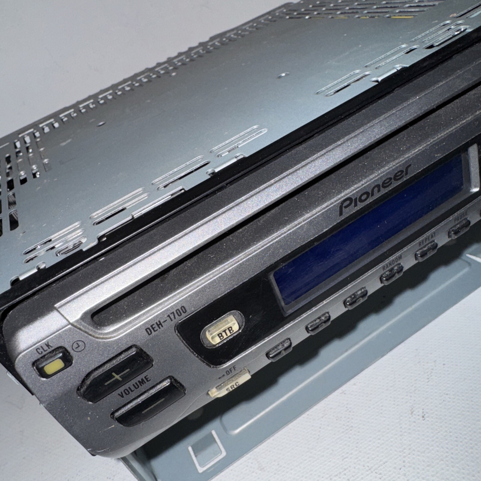 Pioneer DEH-1700 AM/FM CD Car Stereo with Detachable Face (AS-IS) Untested