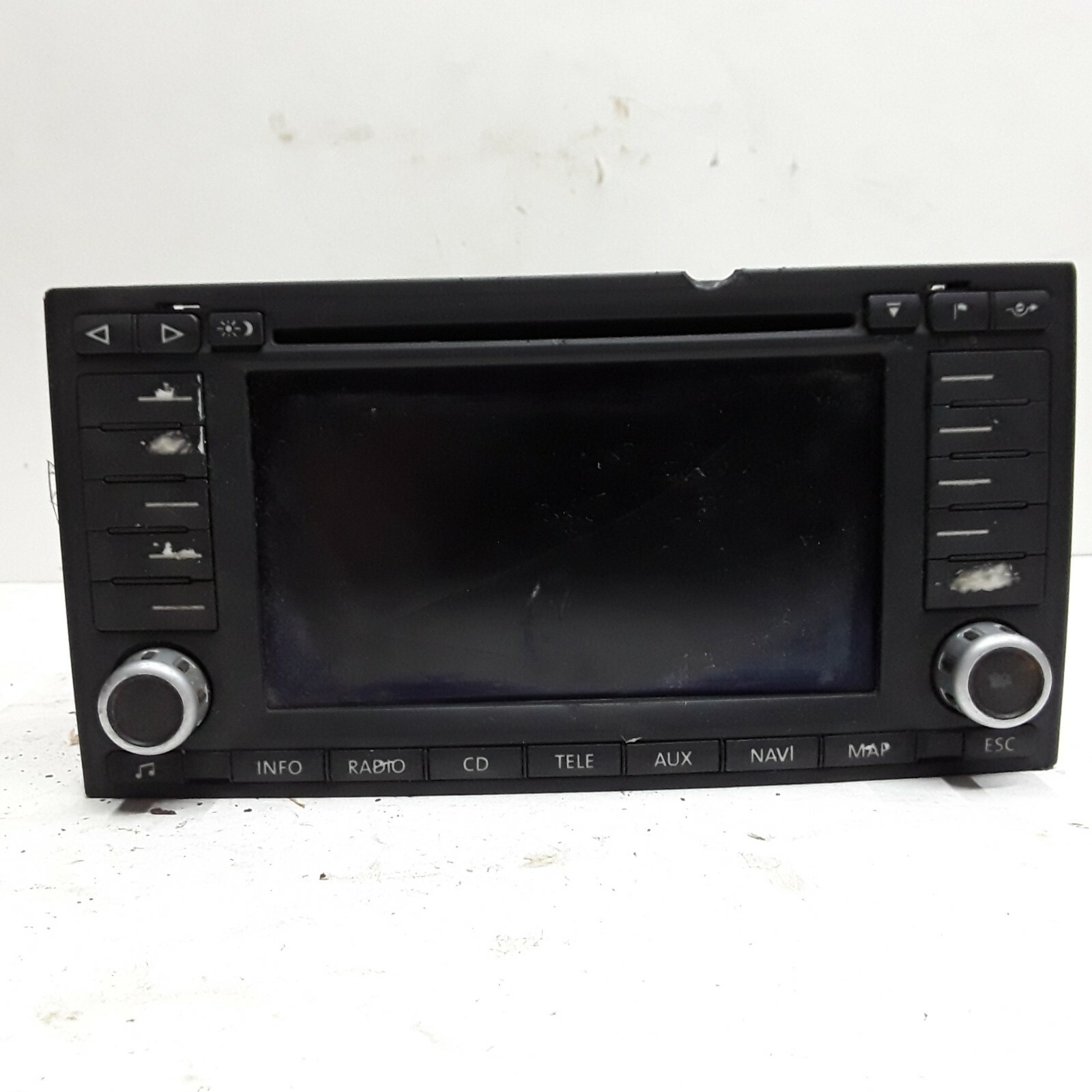 04 05 Volkswagen Touareg AM FM CD navigation radio receiver damaged screen as is