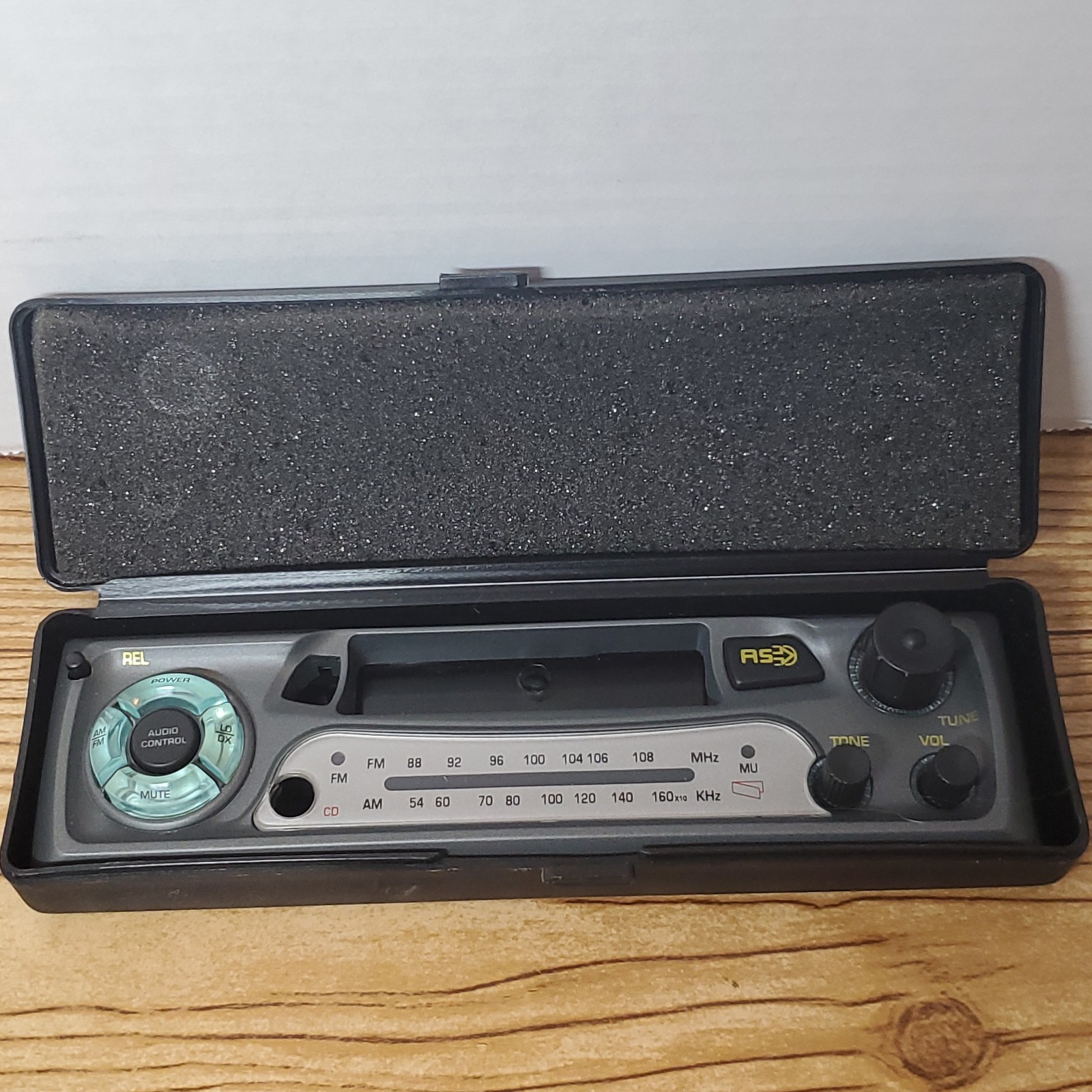 VTG Pyramid Car Stereo Cassette Radio Am/Fm Detachable face #2800D New Unused