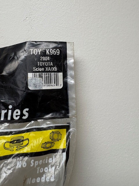 AMERICAN INTERNATIONAL TOY-K969 dash kit Toyota Scion XA/XB 2004