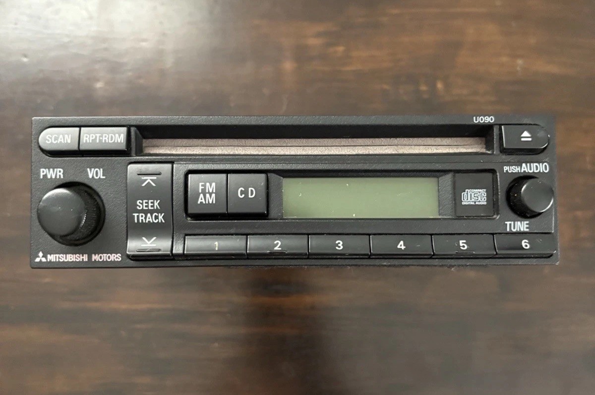Mitsubishi Outlander & Montero AM FM CD radio receiver OEM MN141488 DY-2U45W