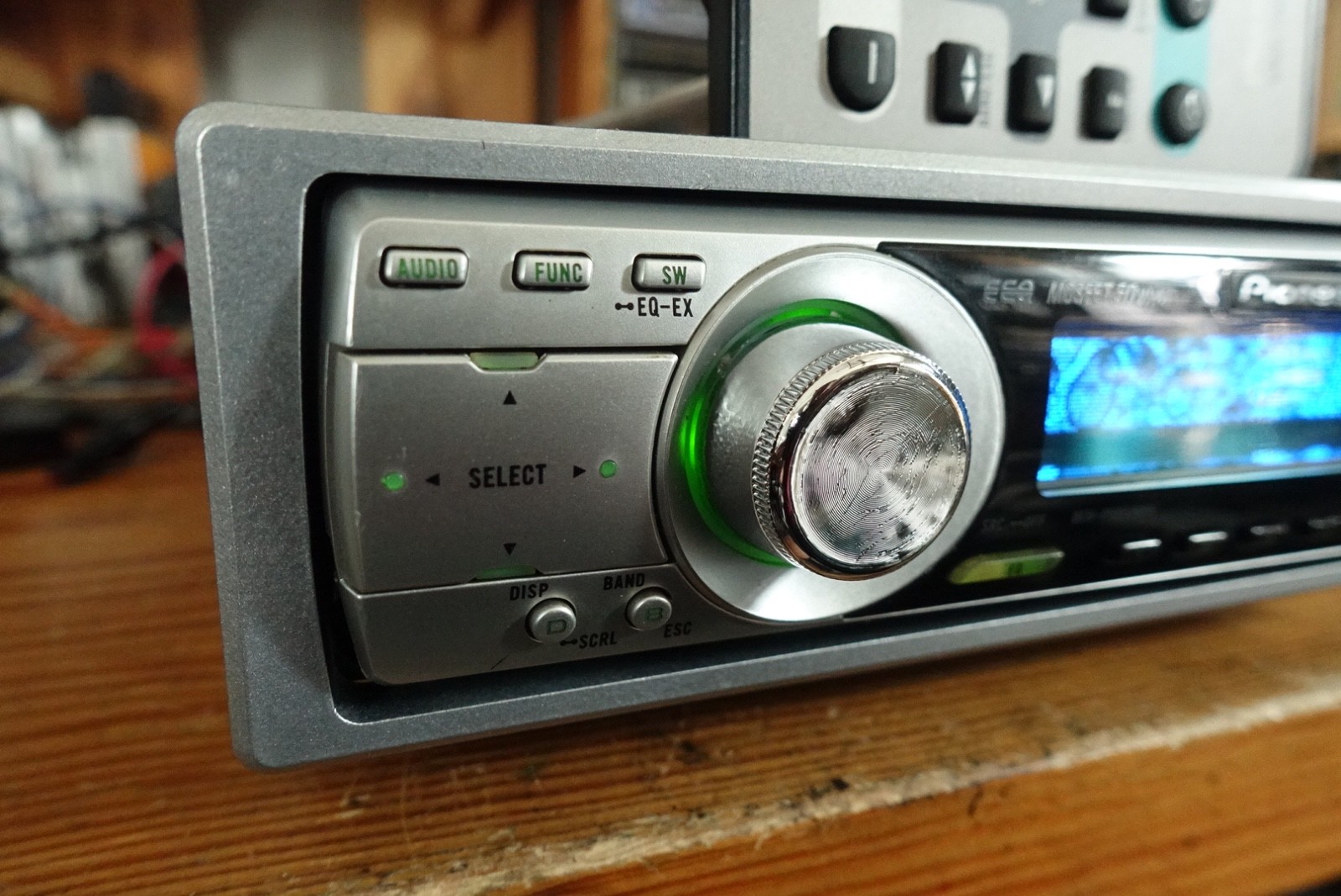 Pioneer DEH-P5850MPH. CD Player In Dash Receiver.Aux-Bluetooth. US Fm Tuner.