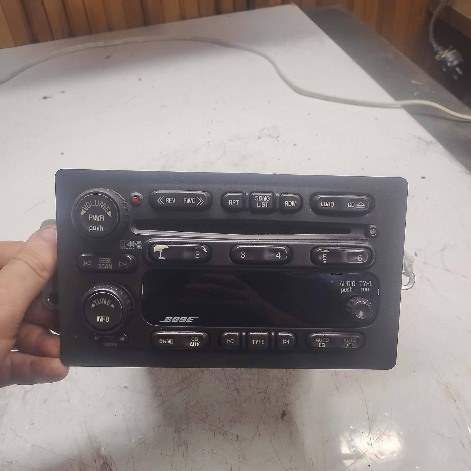 05 06 Trailblazer Envoy Rainier Bose AM FM 6 disc CD radio receiver buttons worn