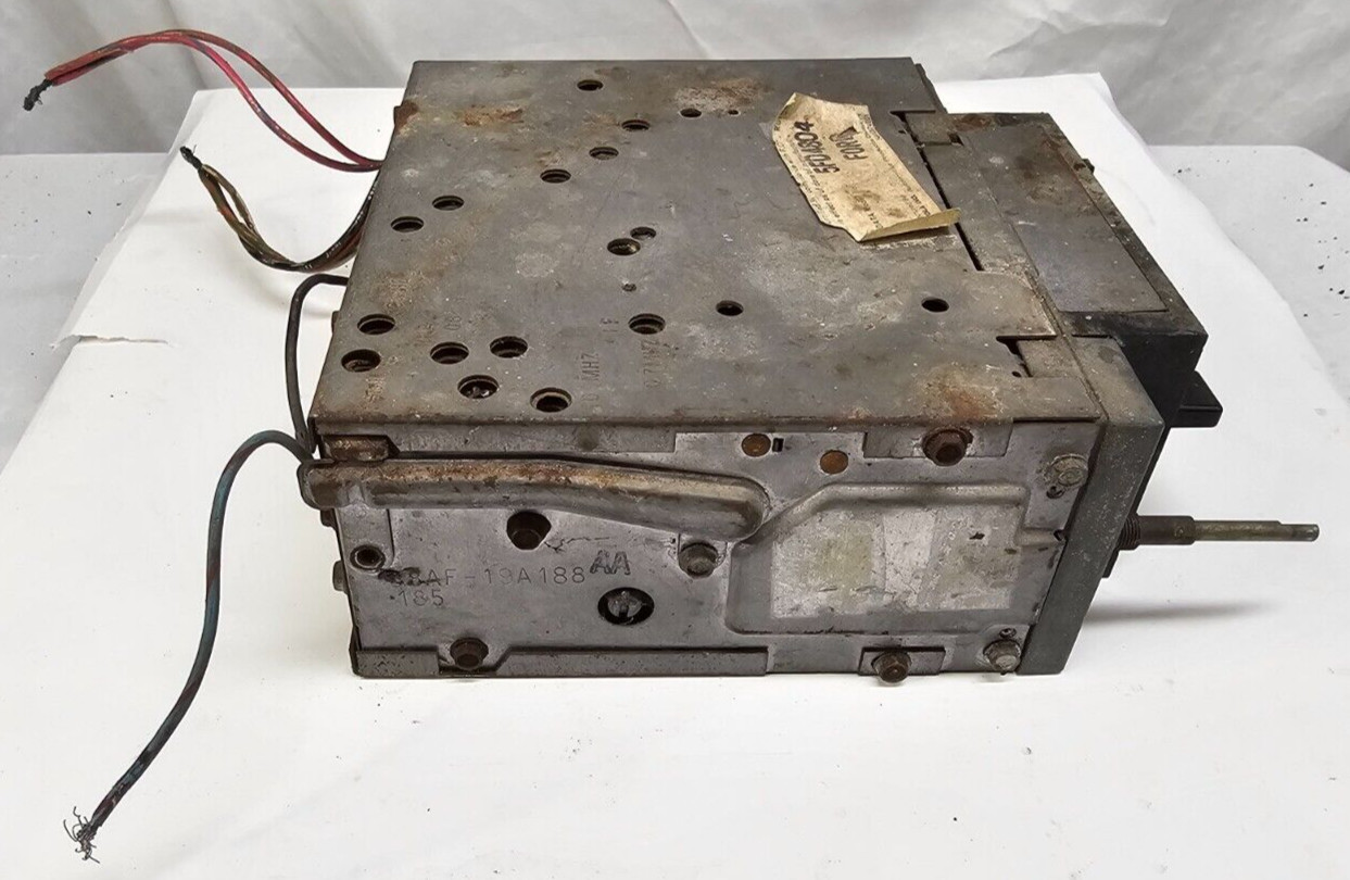 Ford Motorola AM/FM Quadrasonic 8-Track Tape Radio D8AF-19A188-AA / 5FD4804 -OEM