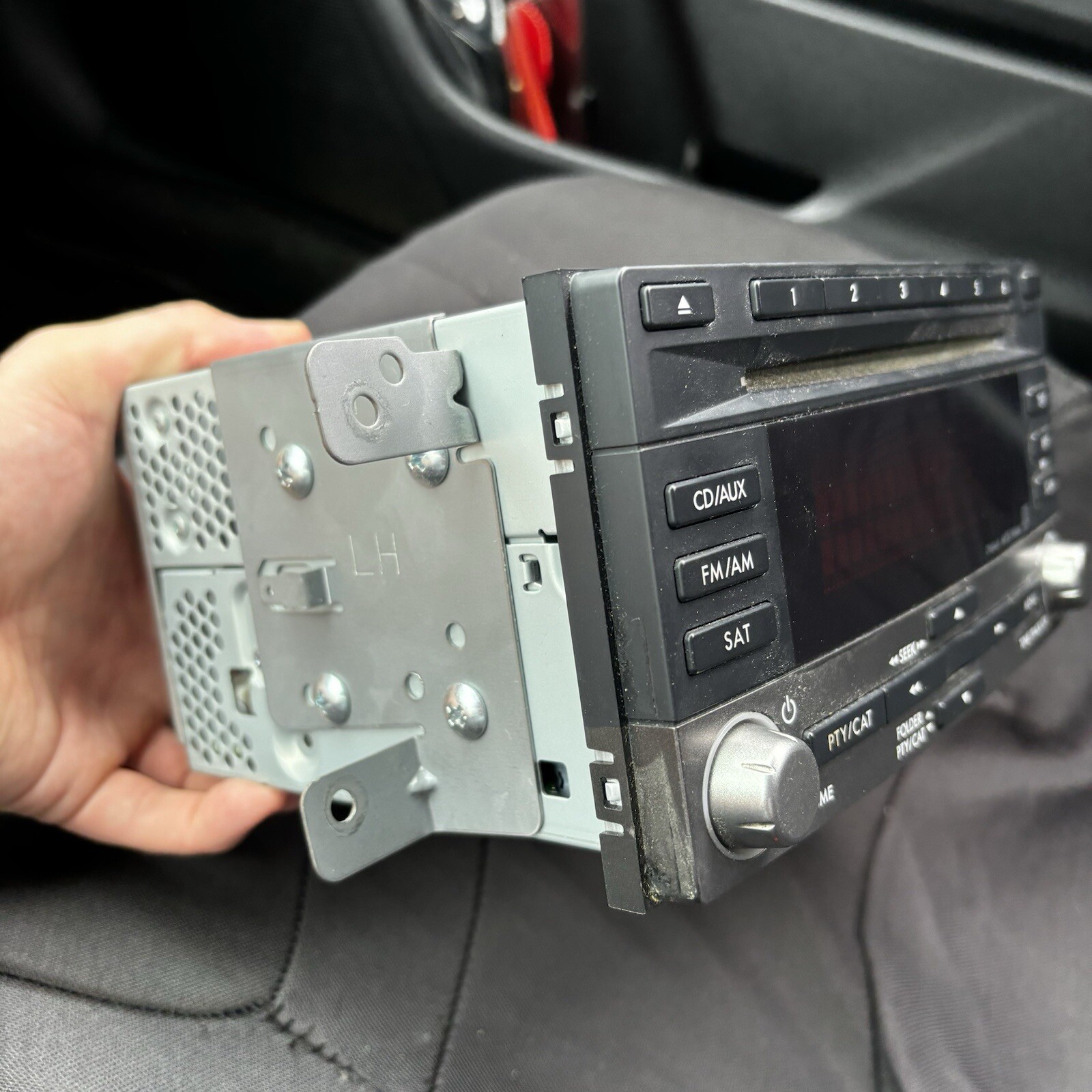 Subaru Clarion Radio Stereo CD Player – 86201SC601 PF-2982B-B